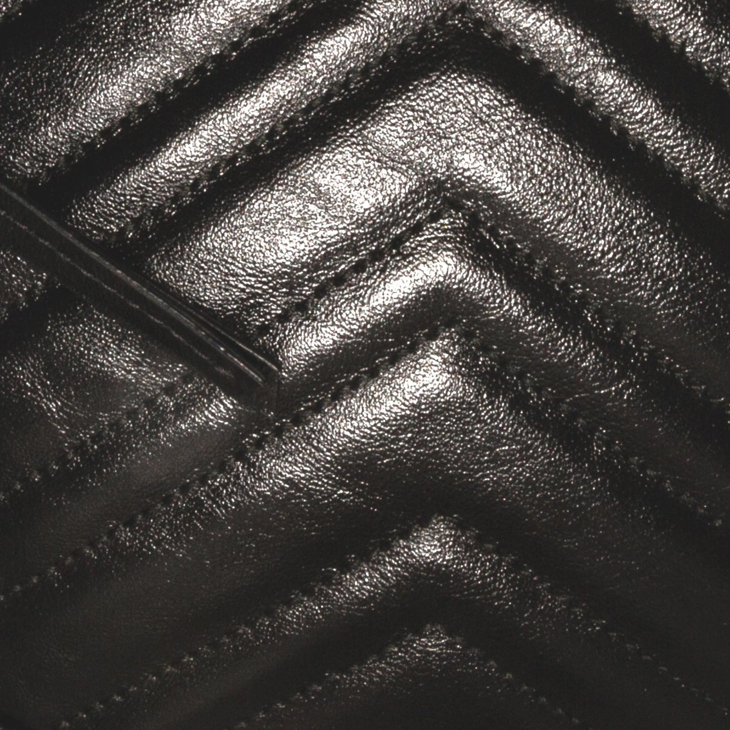 Gucci Mini GG Marmont Matelasse Round Crossbody Bag (SHG-O8pIle)
