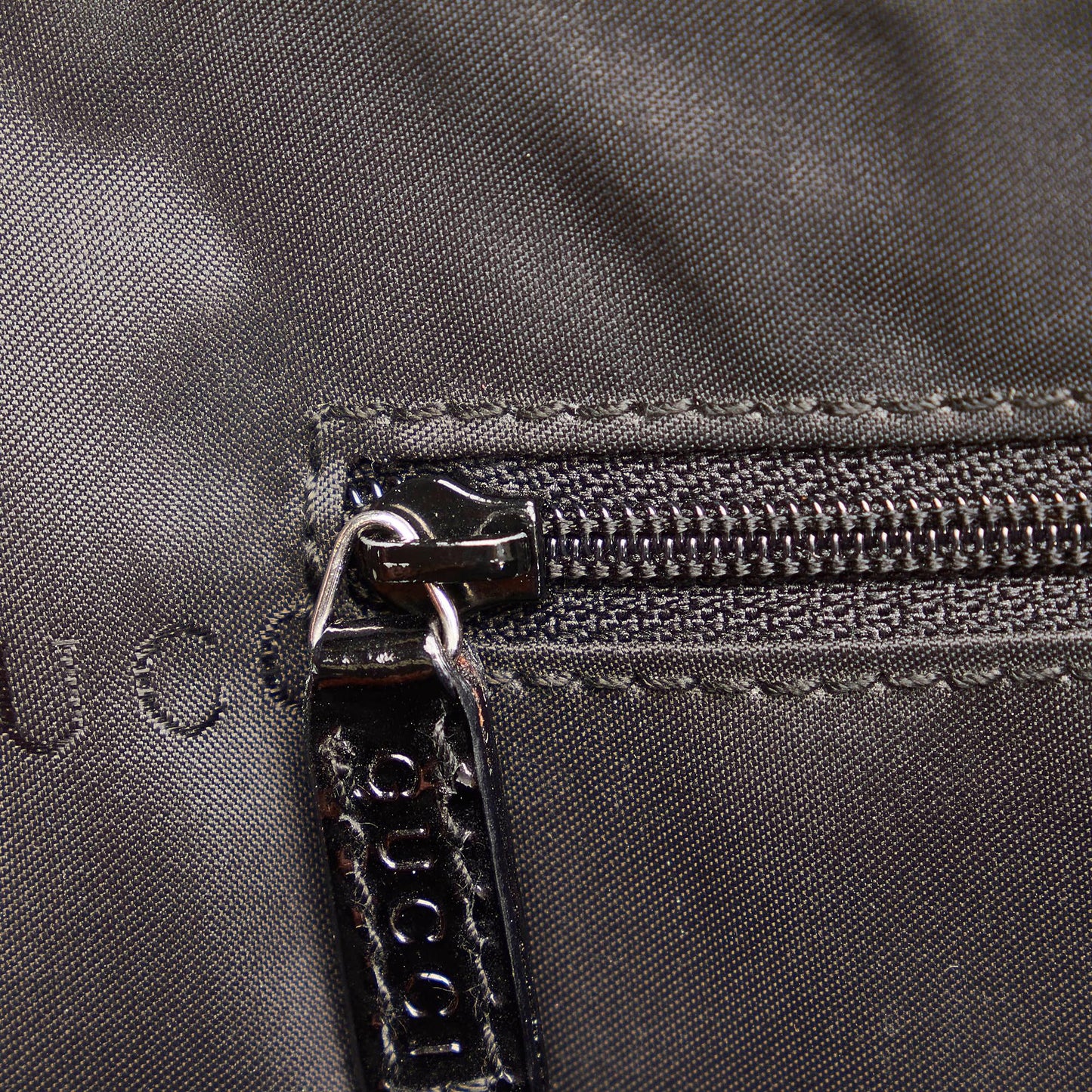 Gucci Nylon Shoulder Bag (SHG-31105)