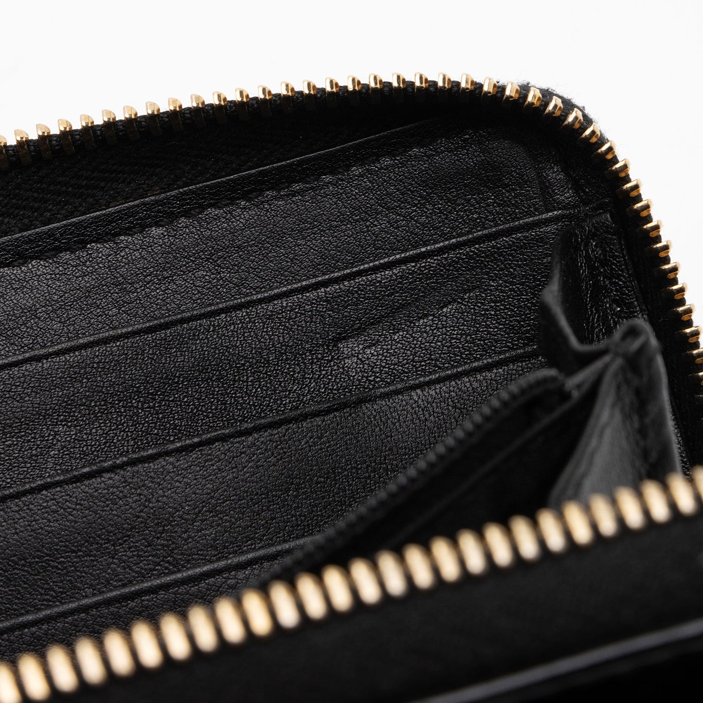 Gucci Patent Leather Soho Zip Around Wallet (SHF-OZVoQd)
