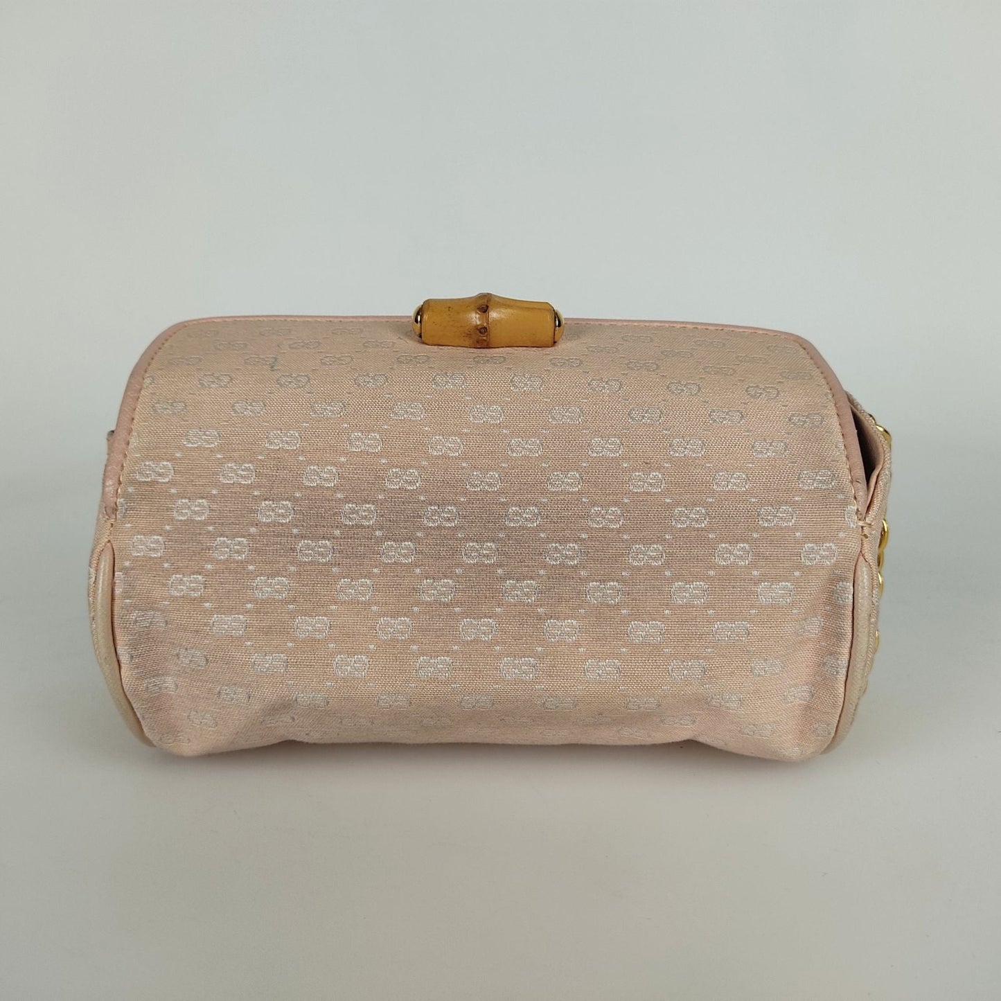 Luxury Gucci vintage Bamboo shoulder bag in pink GG canvas
