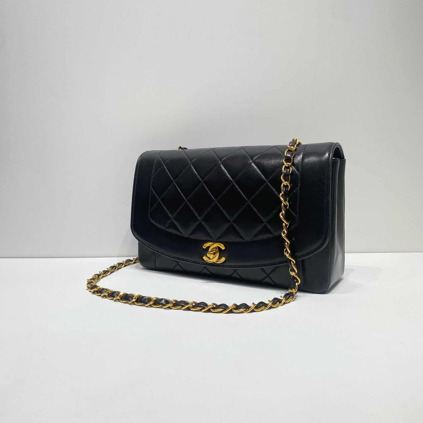 No.4369-Chanel Vintage Lambskin Diana Bag 25cm