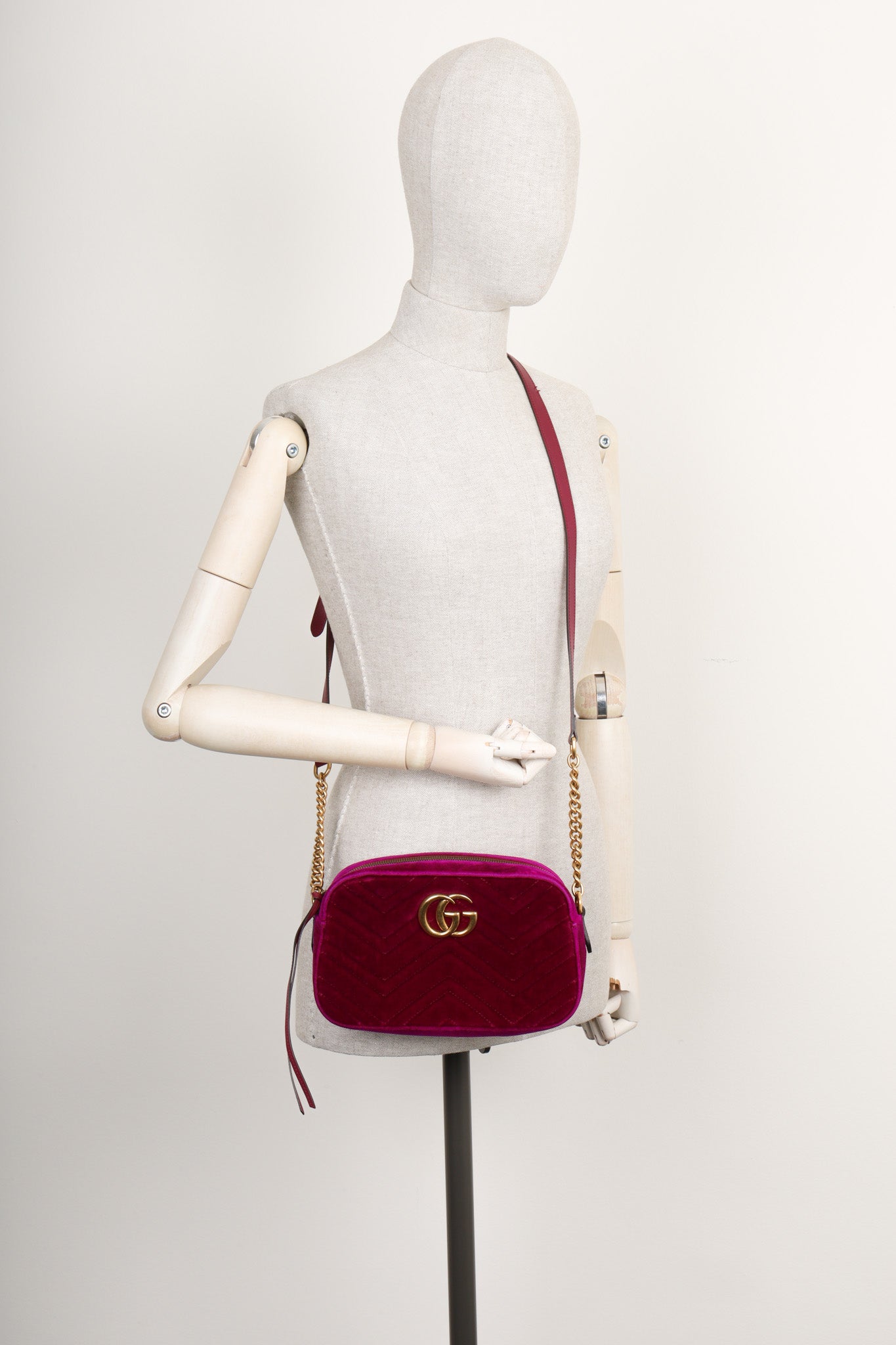 Luxury Gucci Trending 2025 Marmont Camera Bag Velvet Fuchsia