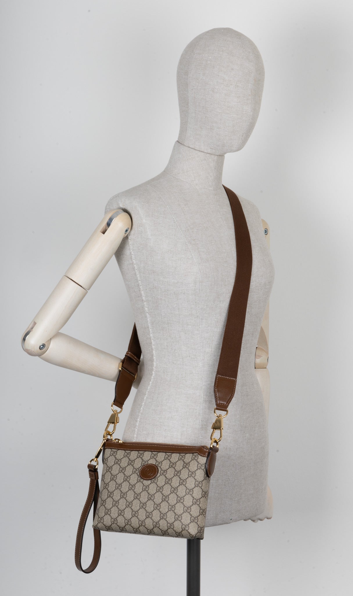 Luxury Gucci Trending 2025 Small GG Supreme Messenger Bag