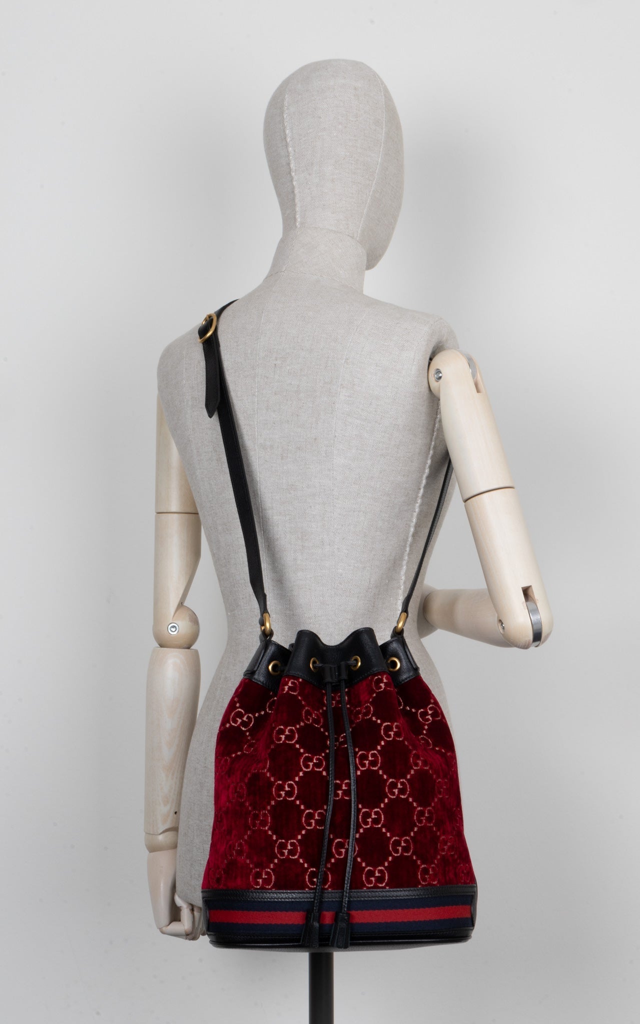 Luxury Gucci Trending 2025 Supreme GG Bucket Bag Velvet Red