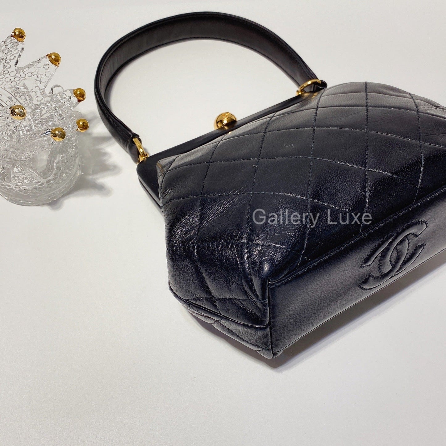 No.2540-Chanel Vintage Lambskin Kiss-Lock Handbag