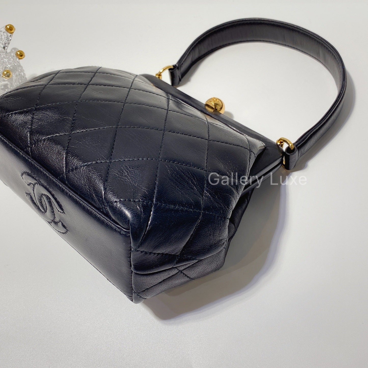 No.2540-Chanel Vintage Lambskin Kiss-Lock Handbag