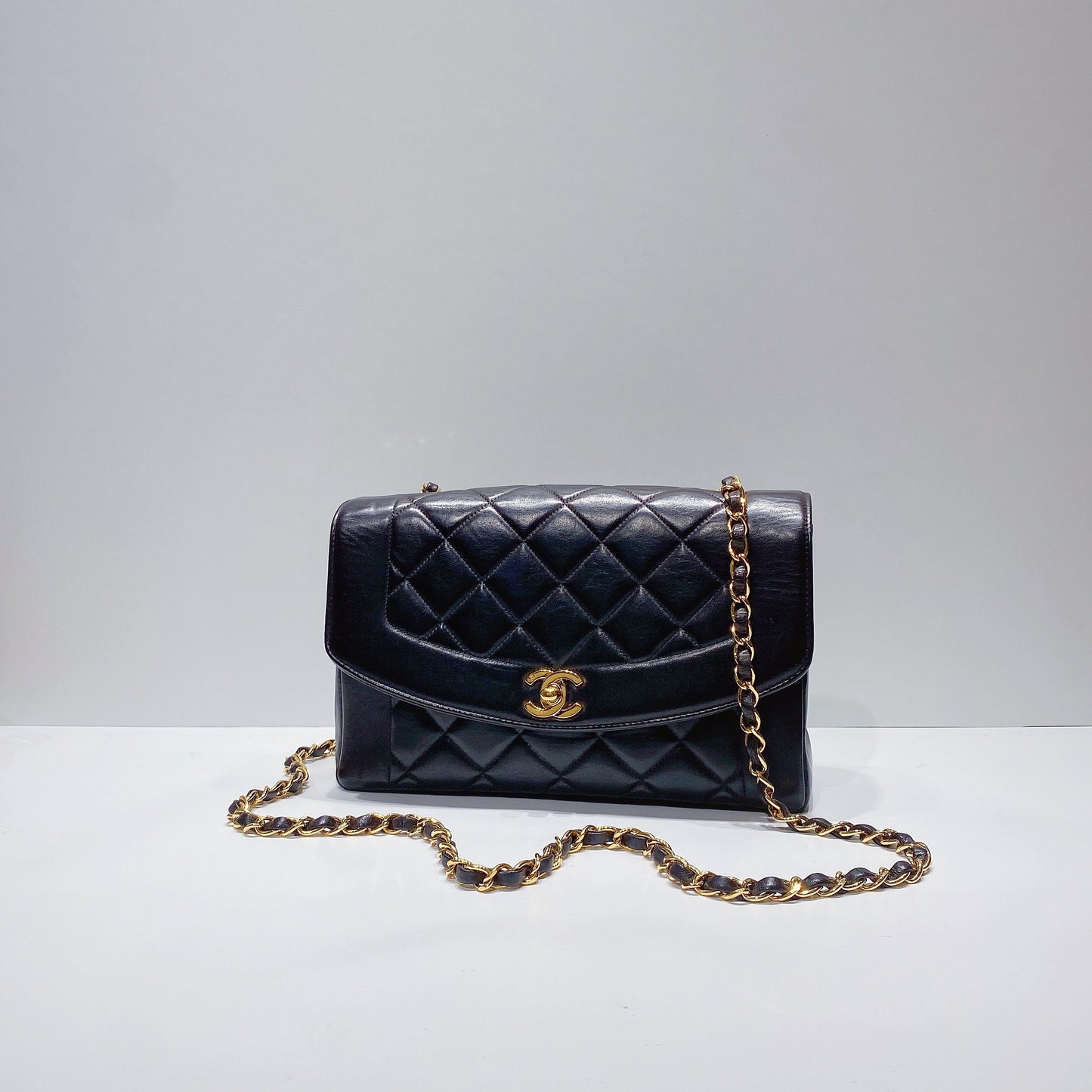 No.3650-Chanel Vintage Lambskin Diana Bag 25cm With Back Pocket