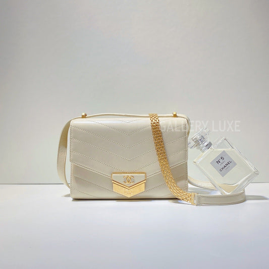 No.2890-Chanel Lock Me Up Flap Bag