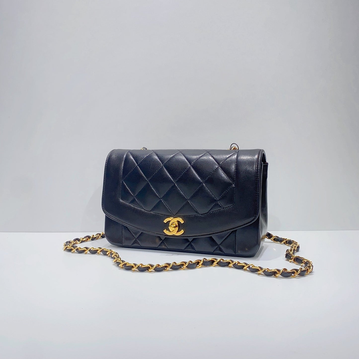 No.3810-Chanel Vintage Lambskin Diana Bag 22cm