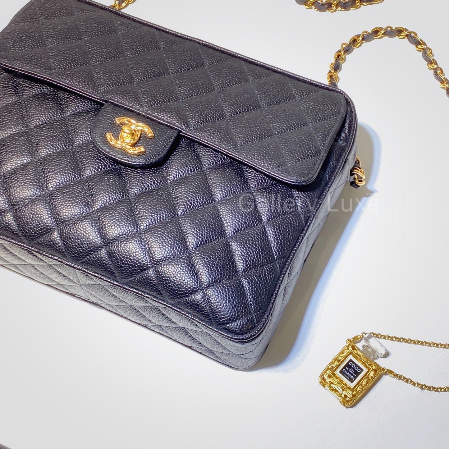 No.2647-Chanel Vintage Caviar Camera Bag