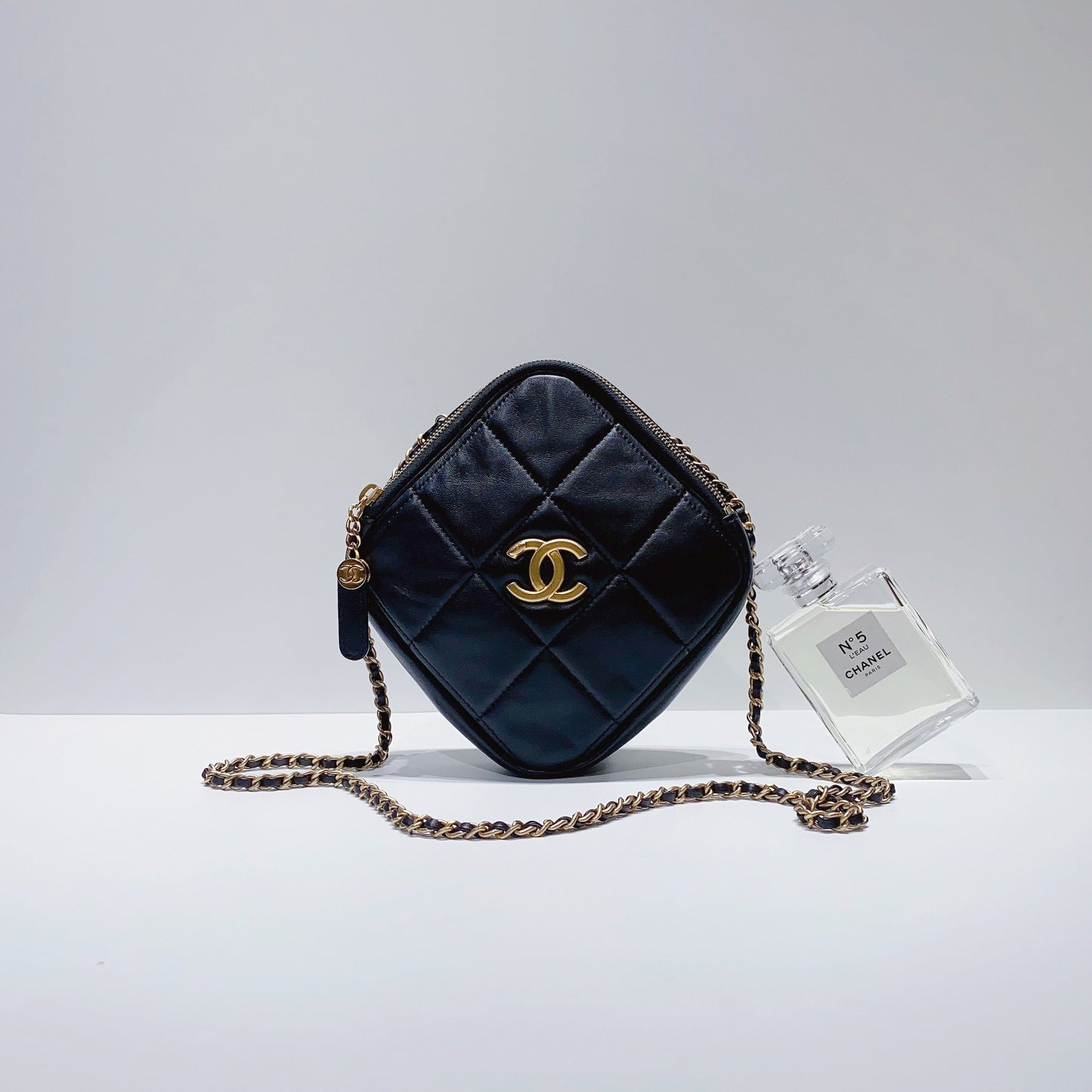 No.3685-Chanel Small Diamond Cut Chain Bag