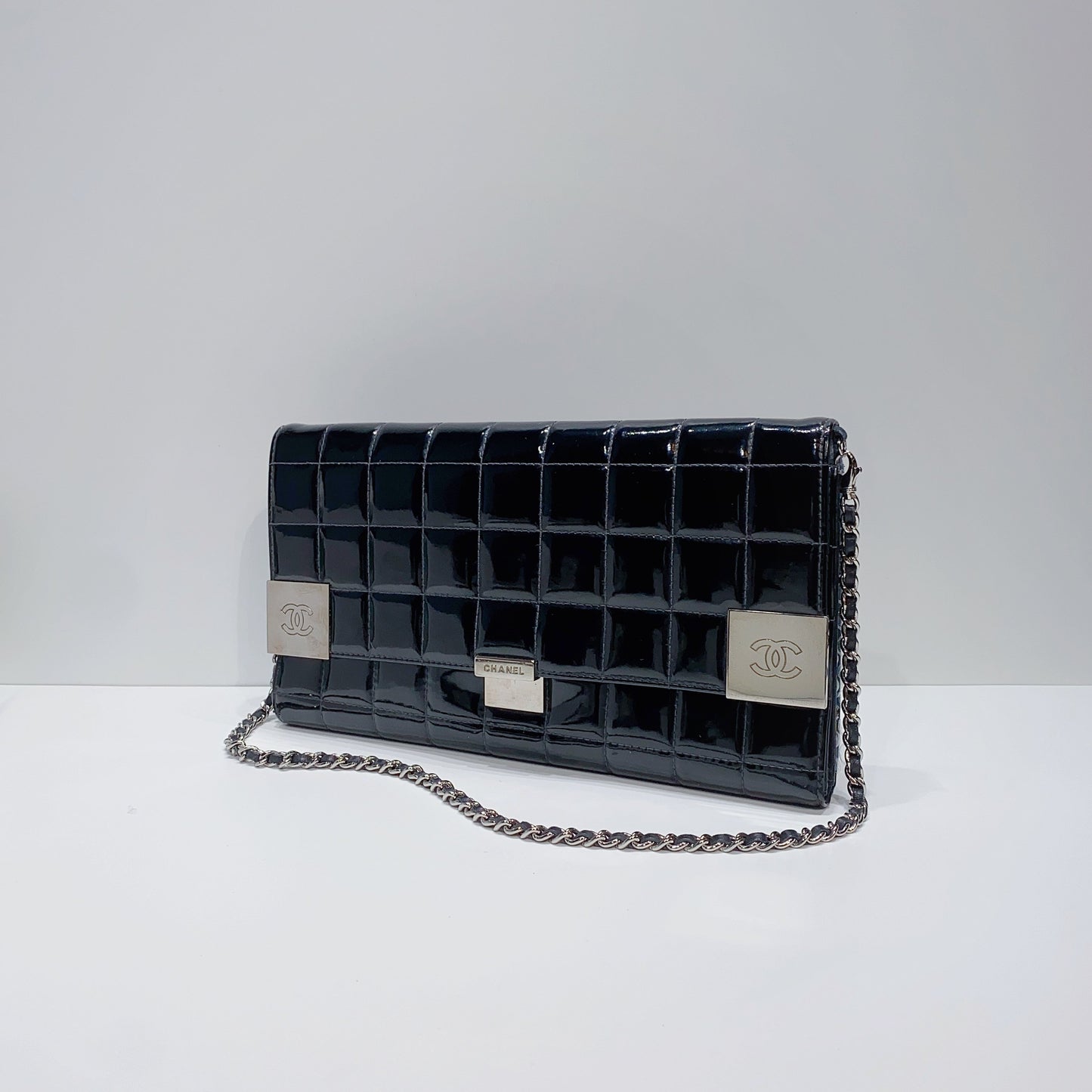 No.001537-Chanel Vintage Patent Clutch With Chain