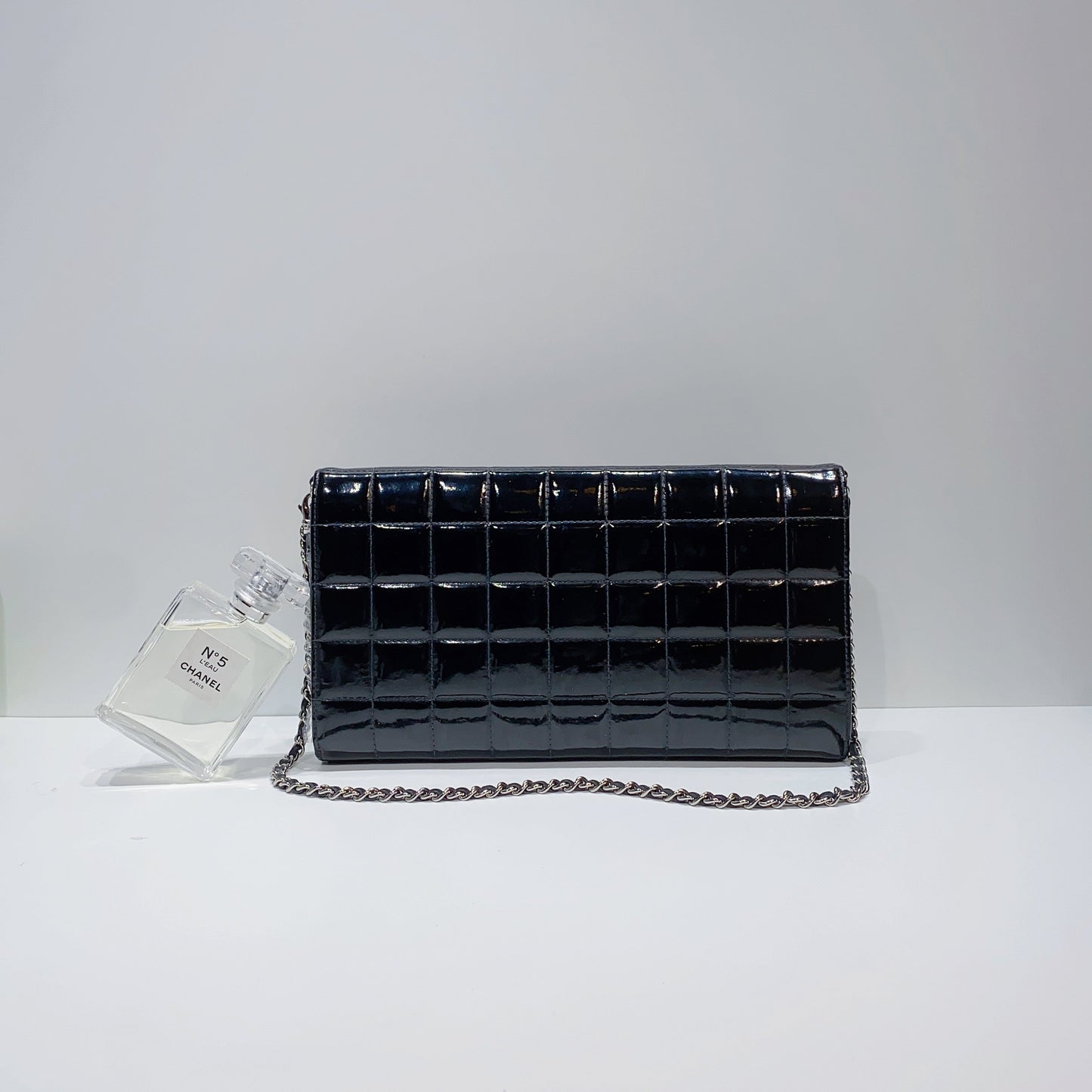 No.001537-Chanel Vintage Patent Clutch With Chain