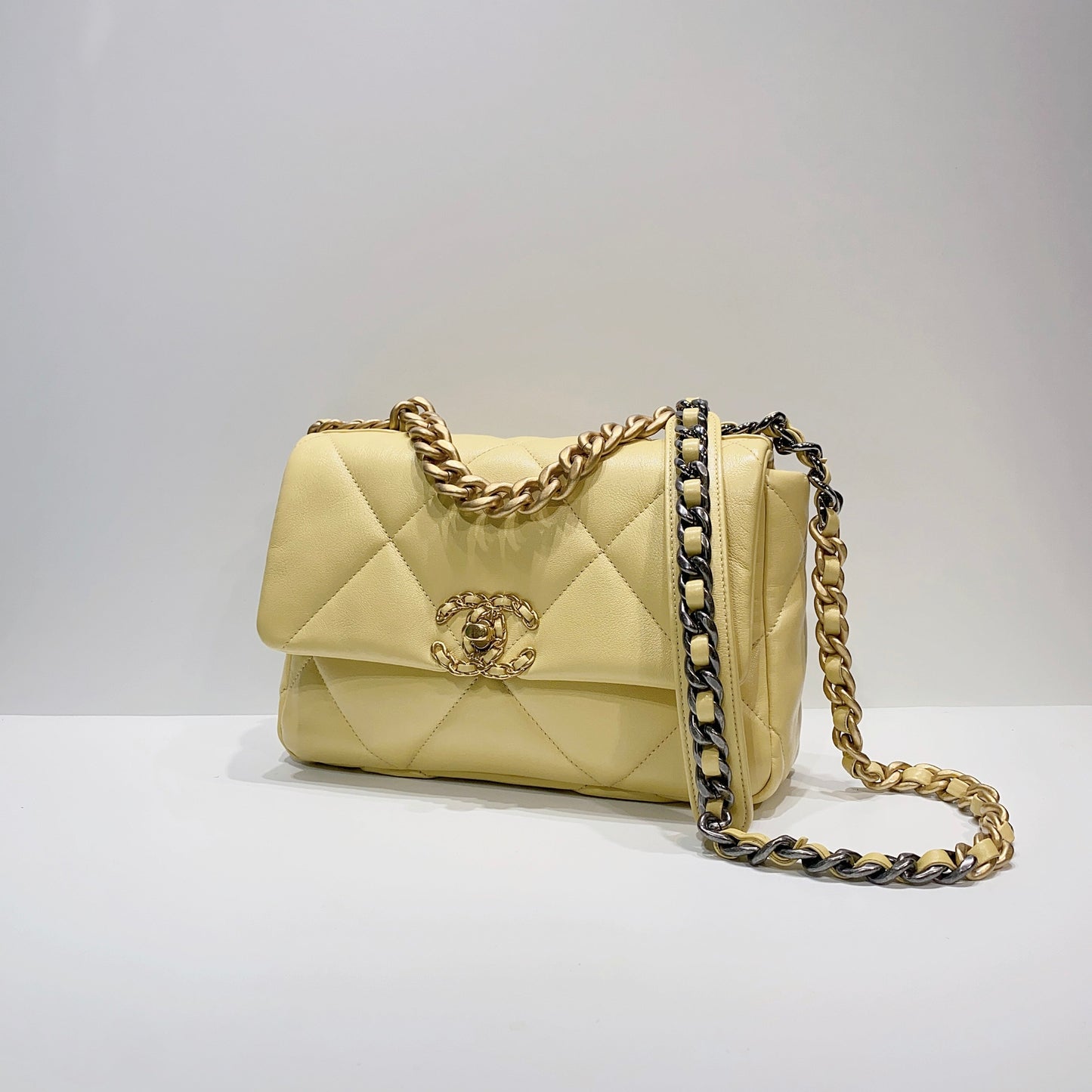 No.3942-Chanel 19 Small Handbag