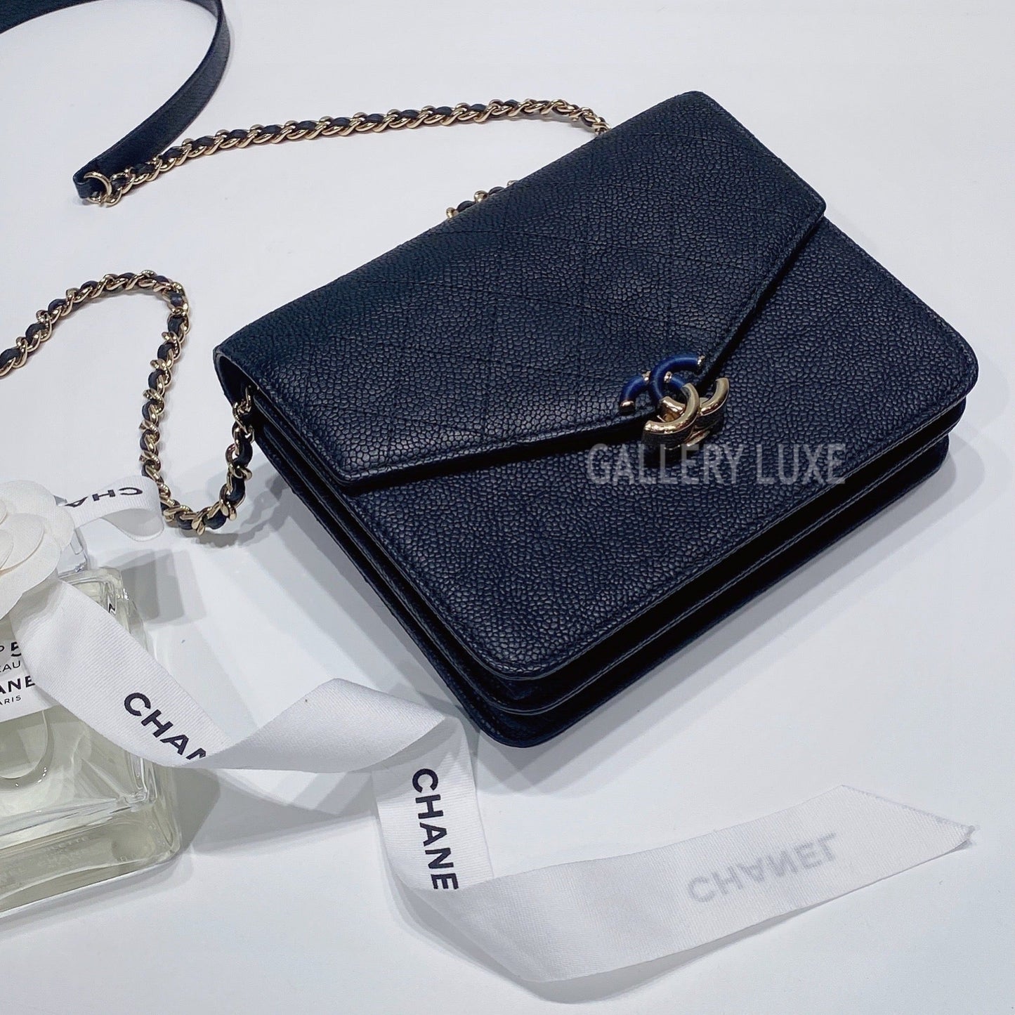 No.3470-Chanel Thread Around Wallet On Chain