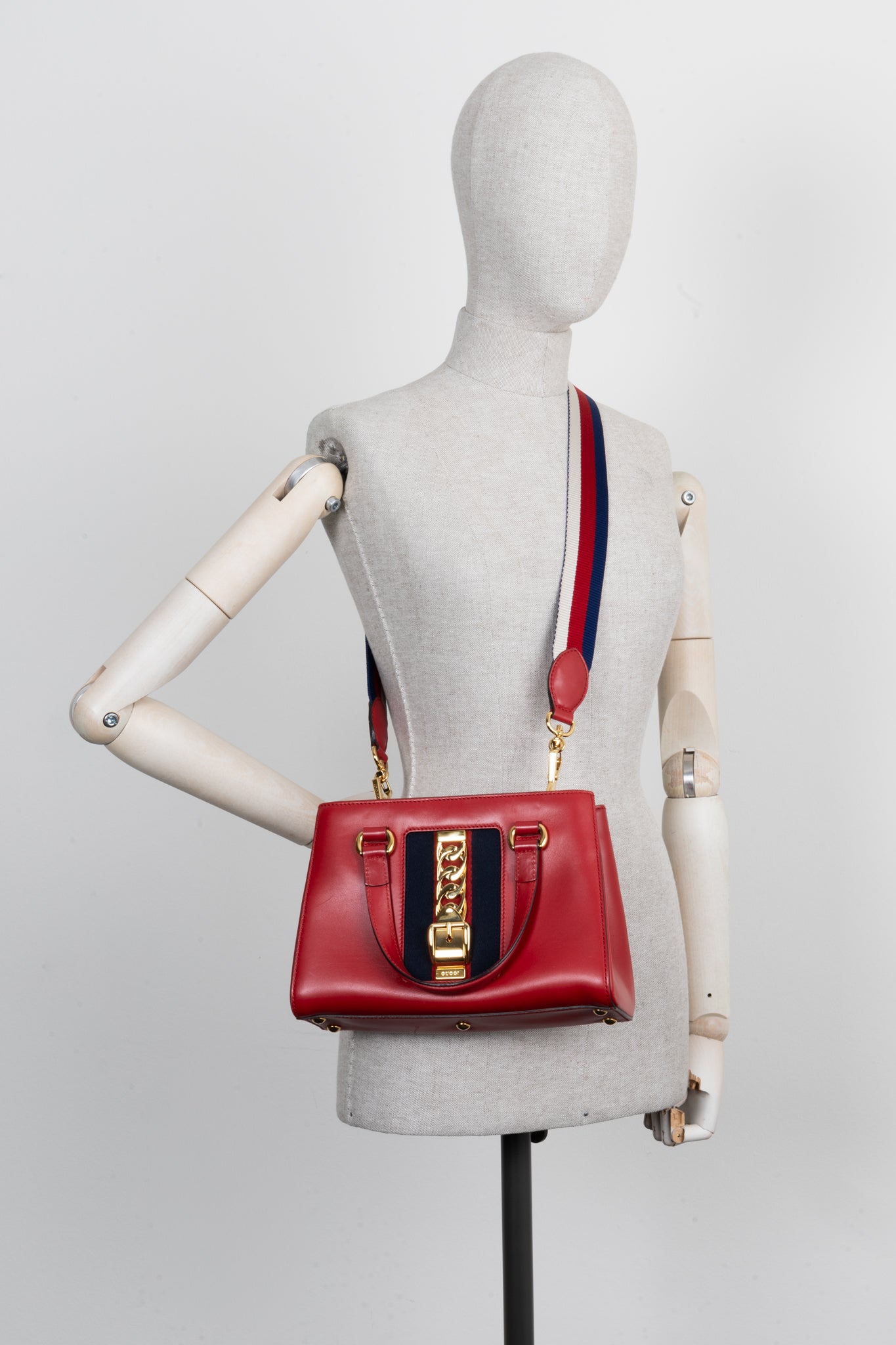 Luxury Gucci Trending 2025 Sylvie Chain Tote Bag Red
