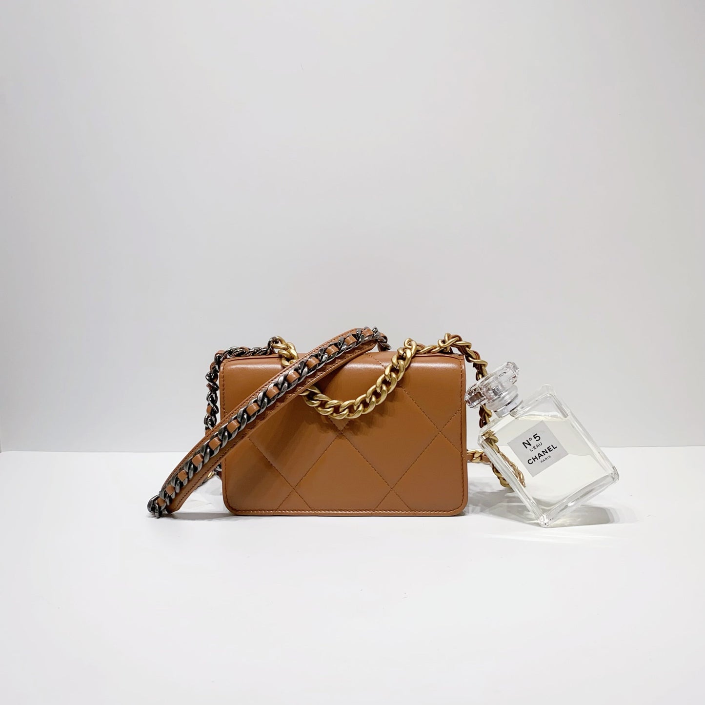 No.4096-Chanel 19 Wallet On Chain