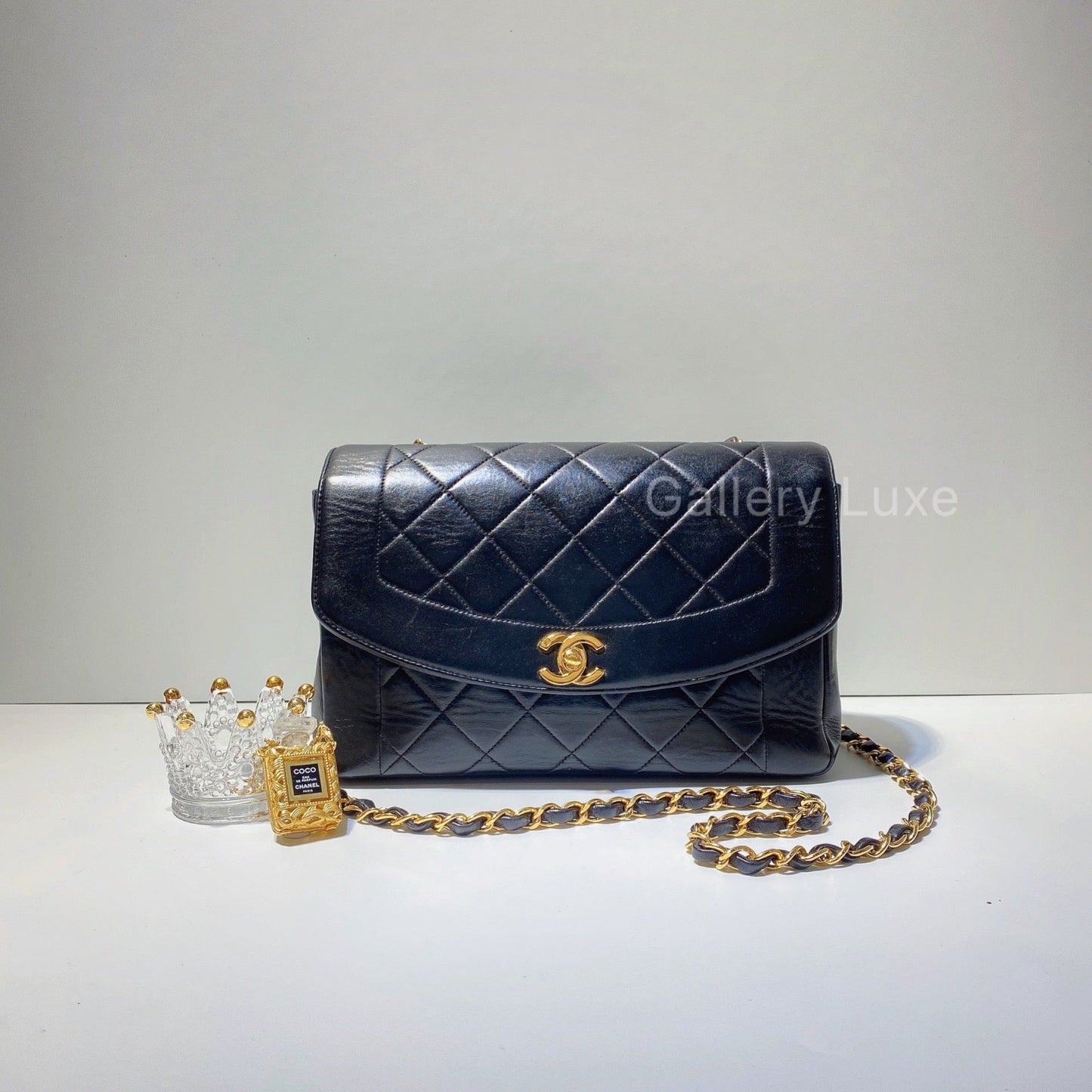 No.2761-Chanel Vintage Lambskin Diana Bag 25cm with Back Pocket