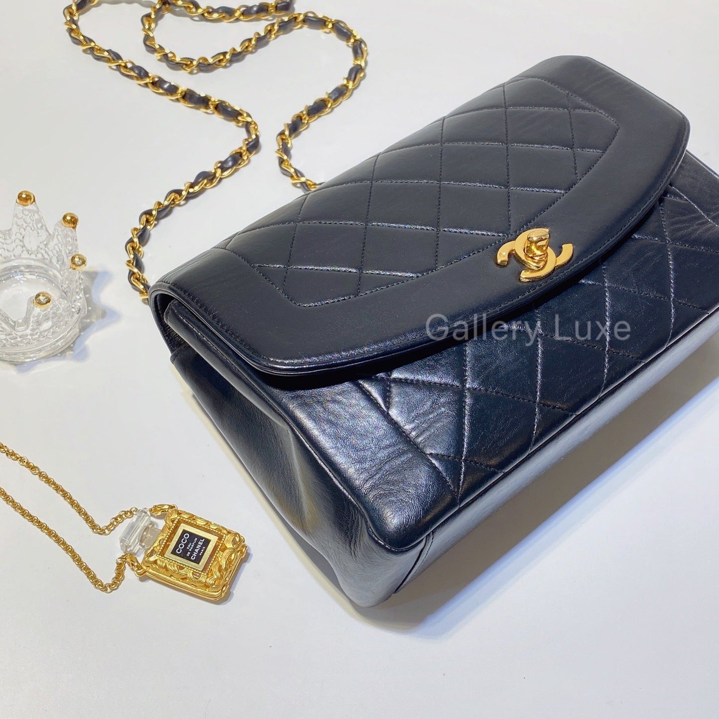 No.2761-Chanel Vintage Lambskin Diana Bag 25cm with Back Pocket