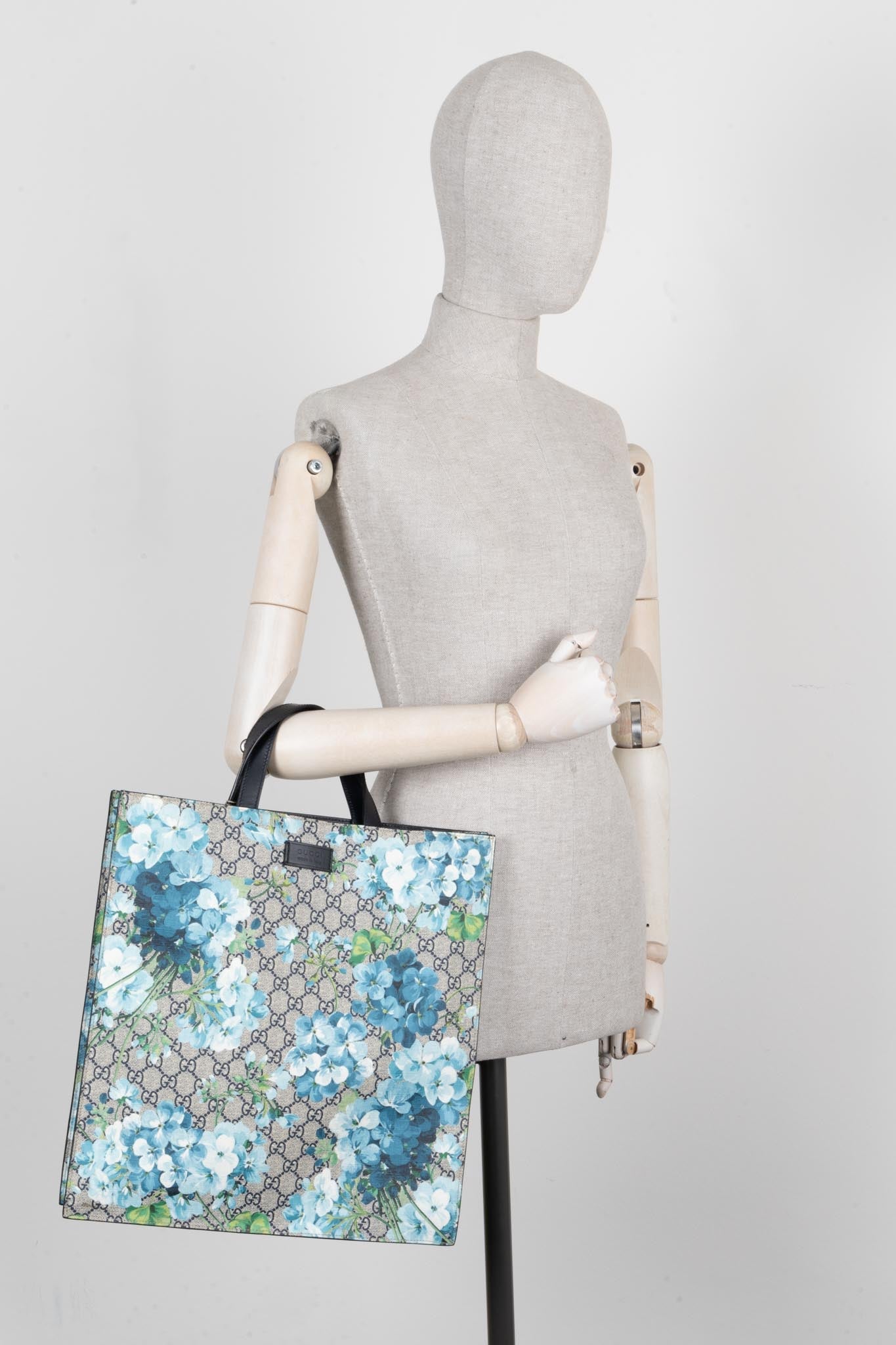 Luxury Gucci Trending 2025 GG Supreme Canvas Blooms Convertible Tote Bag