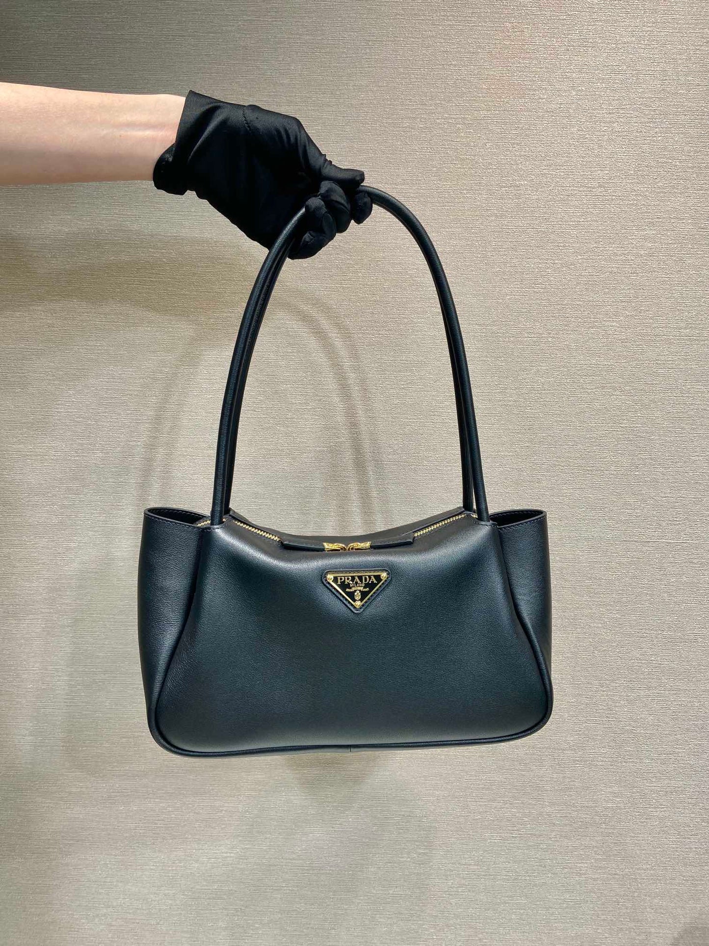 Luxury Prada28 LARGE BLACK CALFSKIN HANDBAG