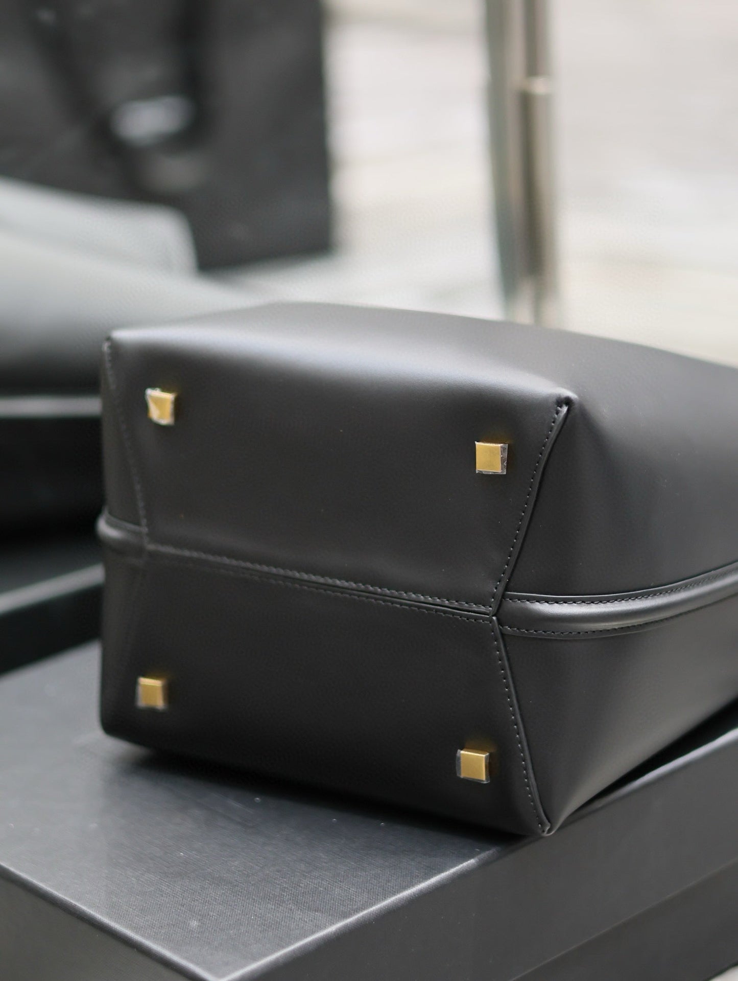 Luxury Saint Laurent le 37 26cm black calfskin gold hardware