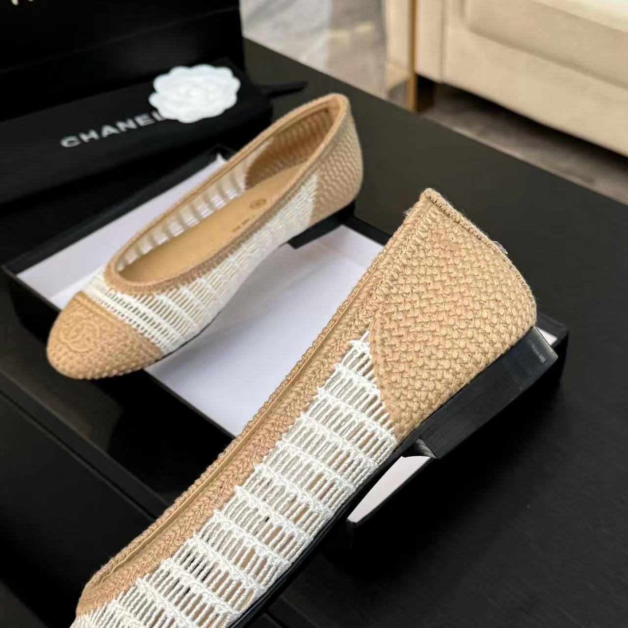 Luxury Chanel 25 Ballet Flat White Beige Raffia