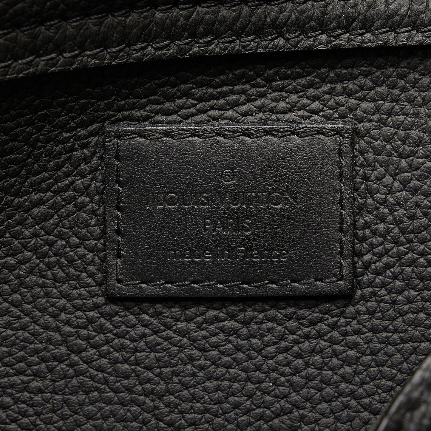 Louis Vuitton Aerogram Takeoff Sling (SHG-Tu0SKL)