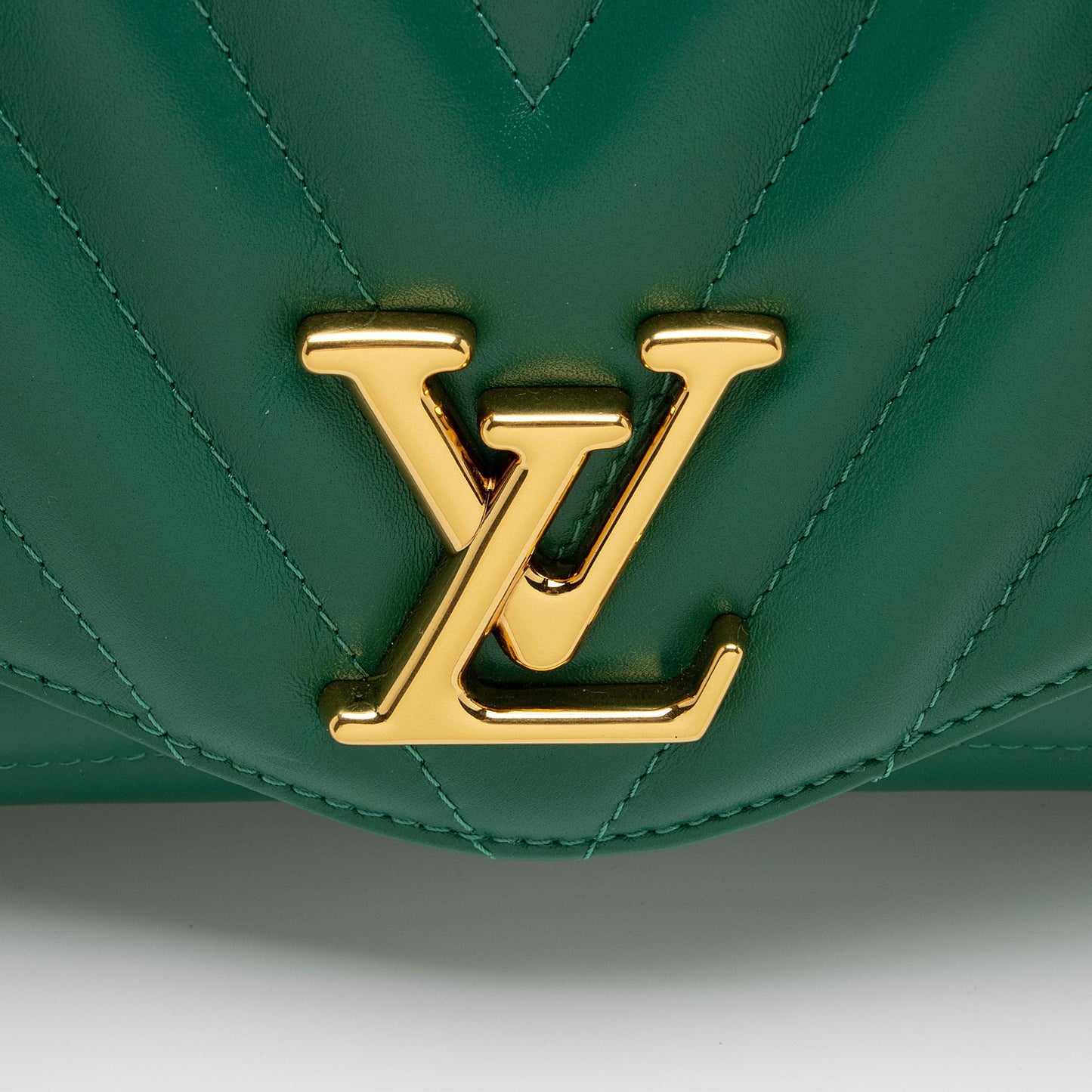 Louis Vuitton Calfskin New Wave GM Chain Bag (SHF-REaIr8)