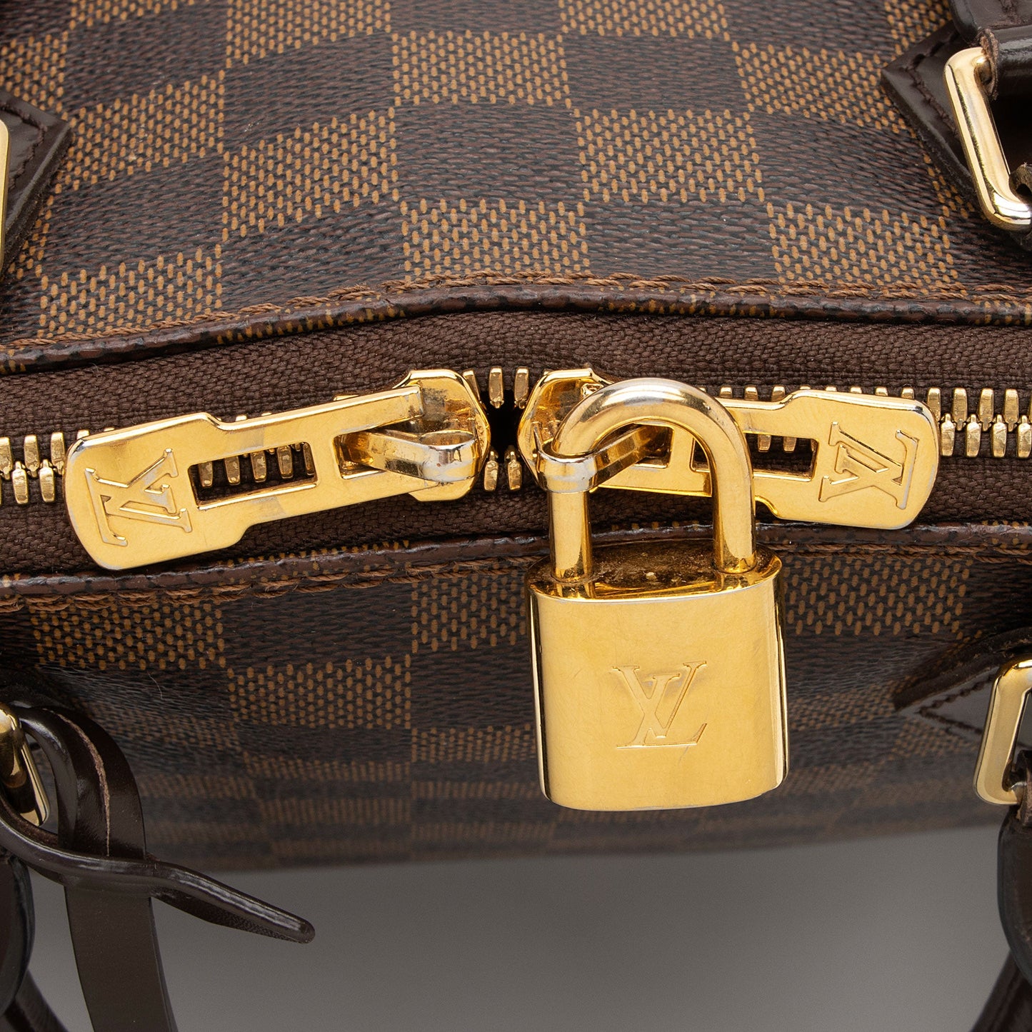 Louis Vuitton Damier Ebene Alma MM Satchel (SHF-x7hOgn)