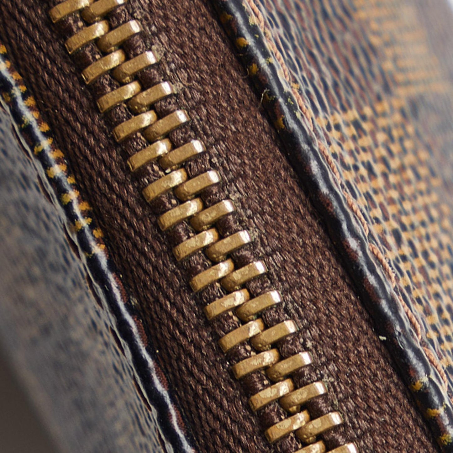Louis Vuitton Damier Ebene Mini Pochette Accessoires (SHG-OULCoD)