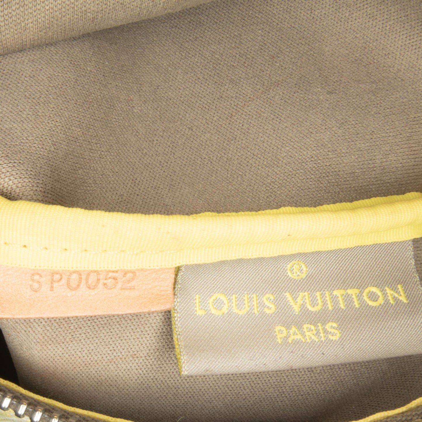 Louis Vuitton Damier Geant LV Cup Volunteer Pochette (SHG-Qok3WT)