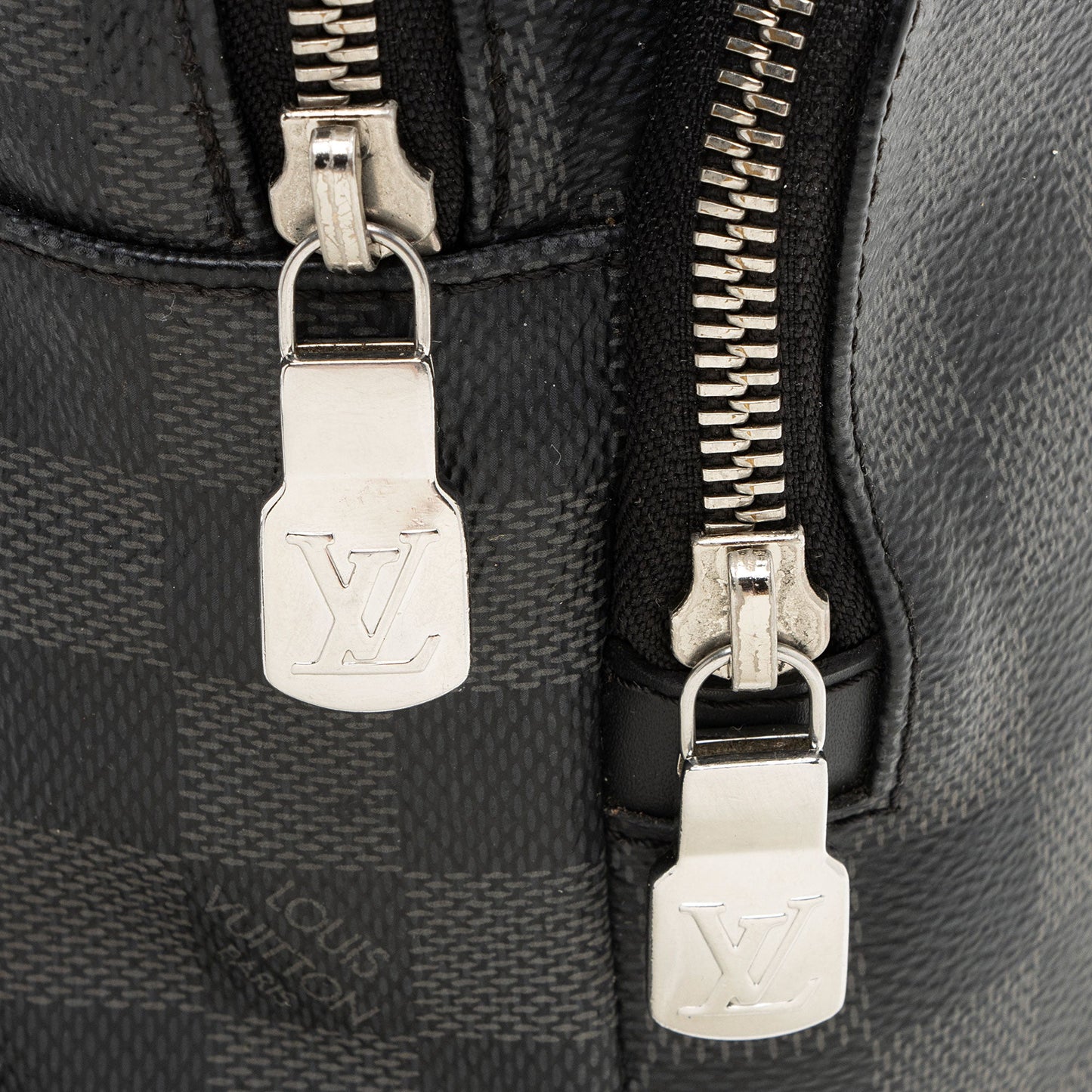 Louis Vuitton Damier Graphite Avenue Sling Bag (SHF-tXtE3t)