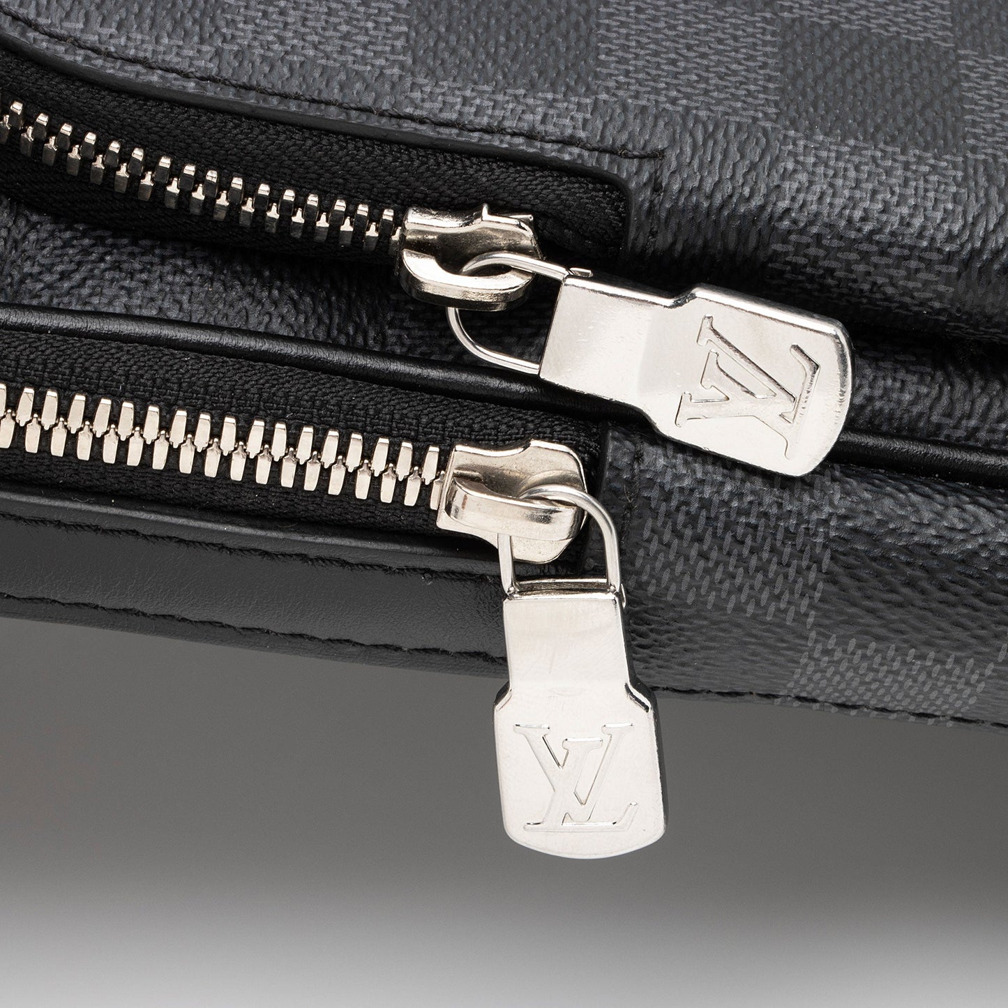 Louis Vuitton Damier Graphite Avenue Sling NM Bag (SHF-mLOnCW)