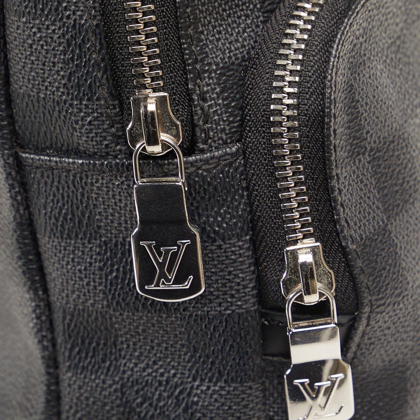 Louis Vuitton Damier Graphite Avenue Sling (SHG-Ea7ws5)