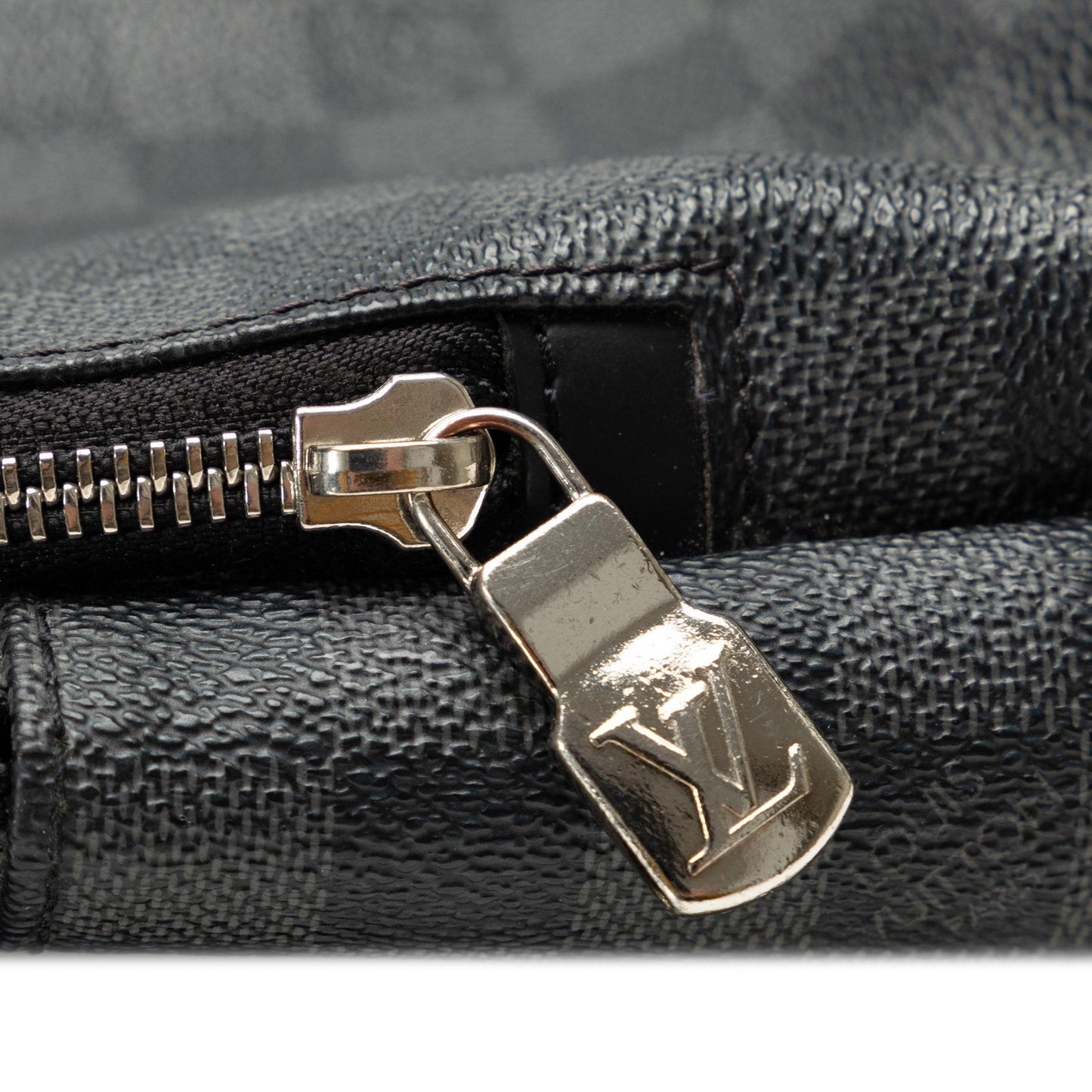 Louis Vuitton Damier Graphite Avenue Sling (SHG-UNYQKd)