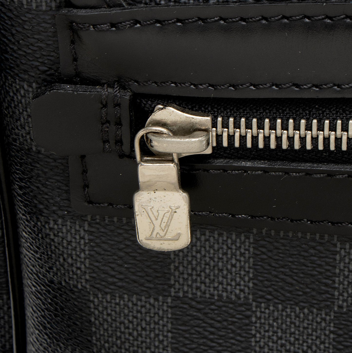 Louis Vuitton Damier Graphite Daniel MM Messenger