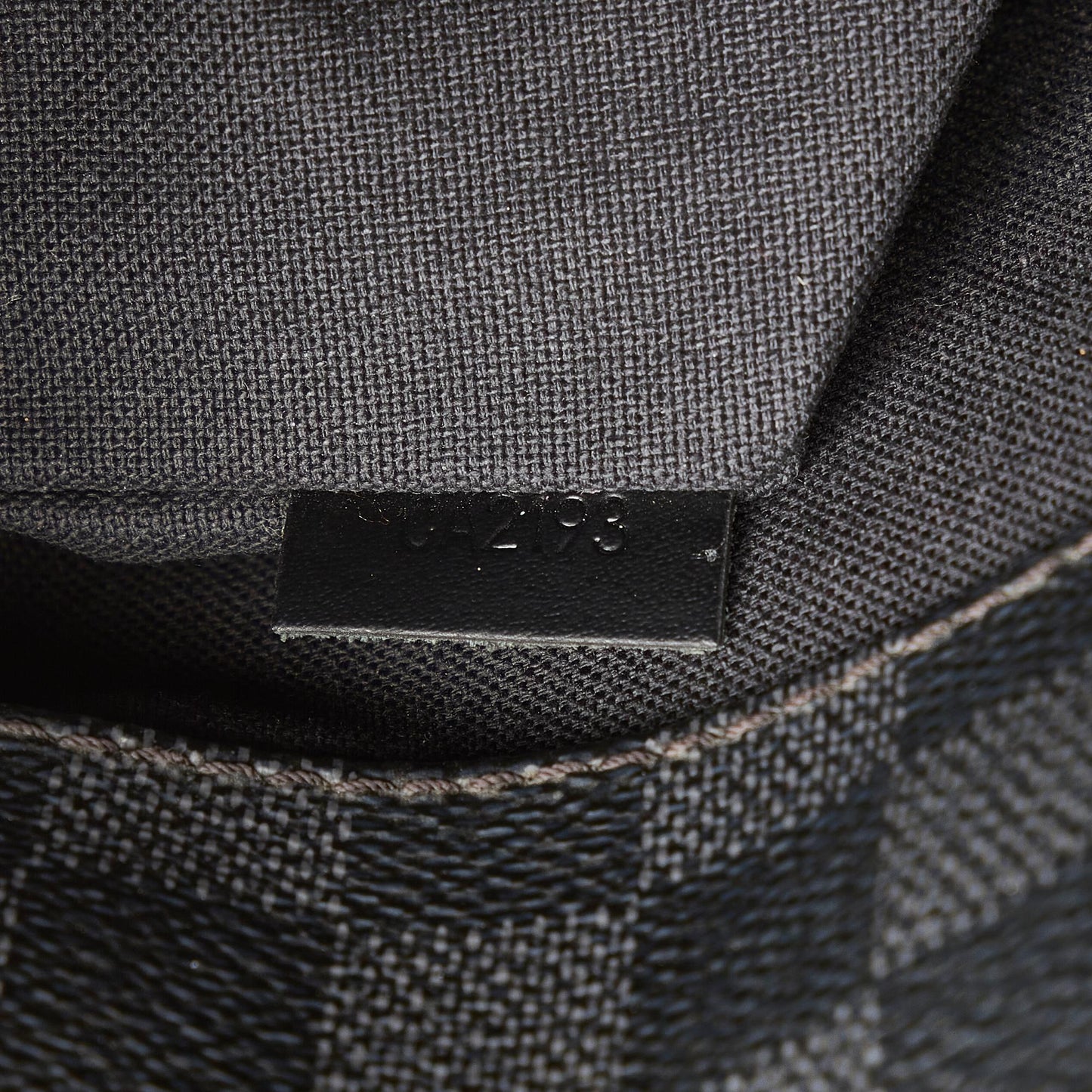 Louis Vuitton Damier Graphite District MM (SHG-26025)