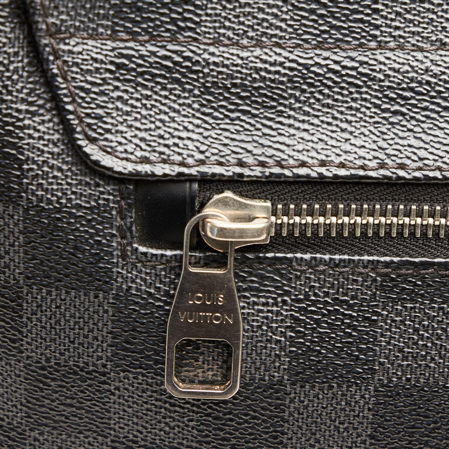 Louis Vuitton Damier Graphite District MM (SHG-26025)