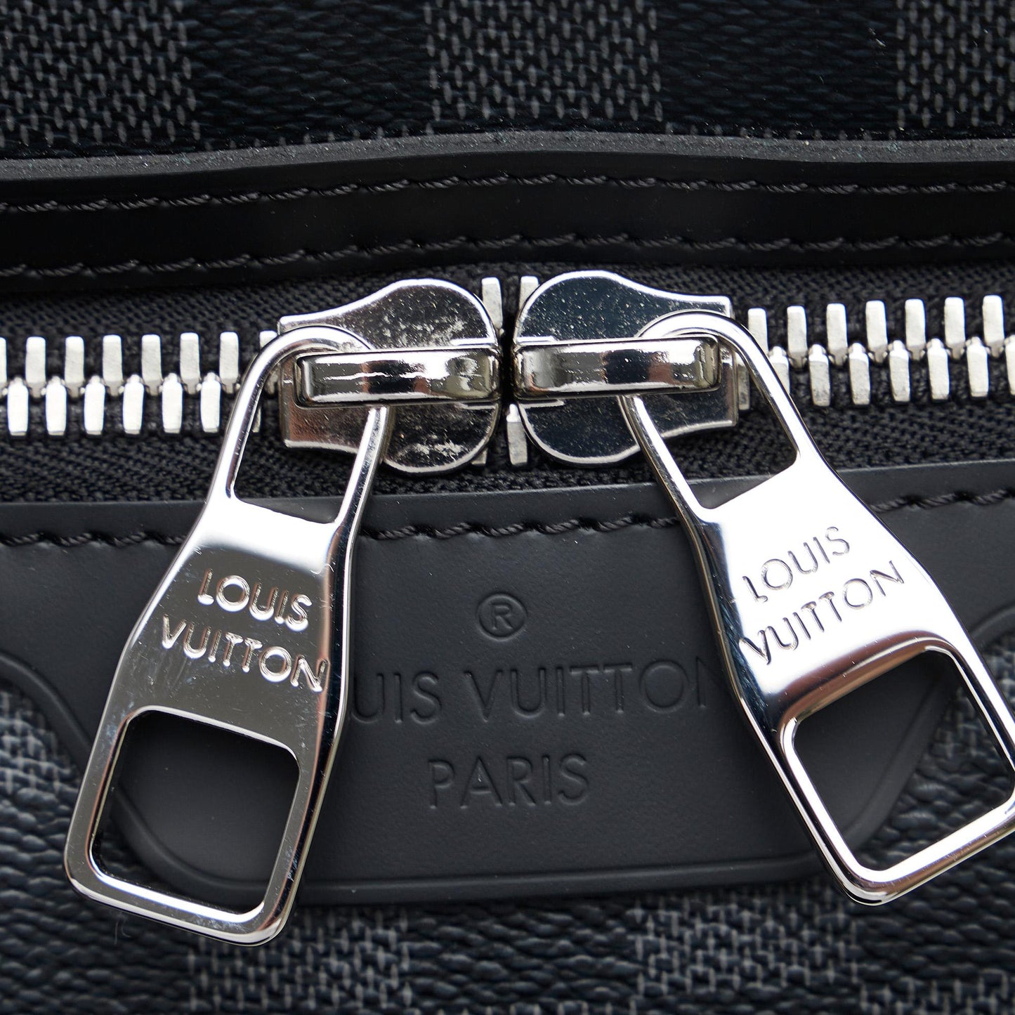Louis Vuitton Damier Graphite Hunter (SHG-rGawjy)