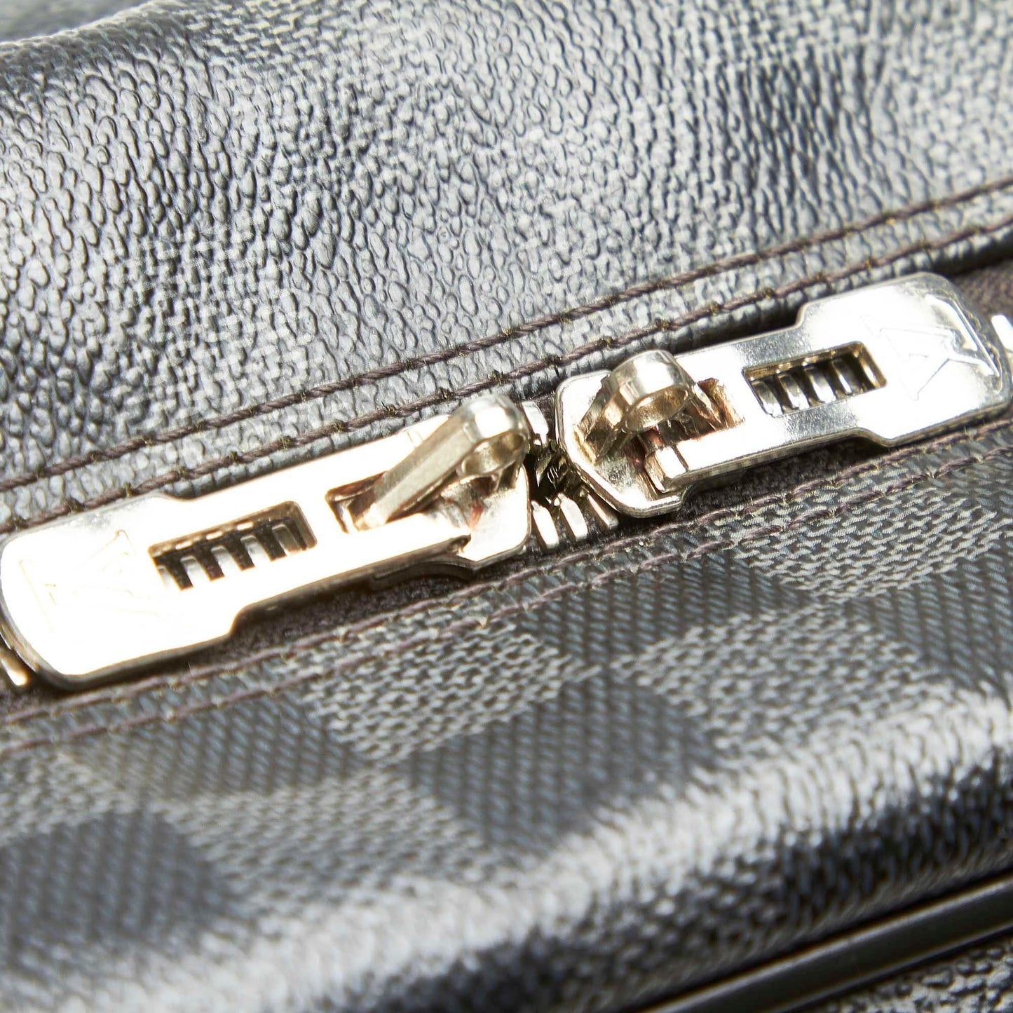 Louis Vuitton Damier Graphite Icare Laptop Bag (SHG-31702)