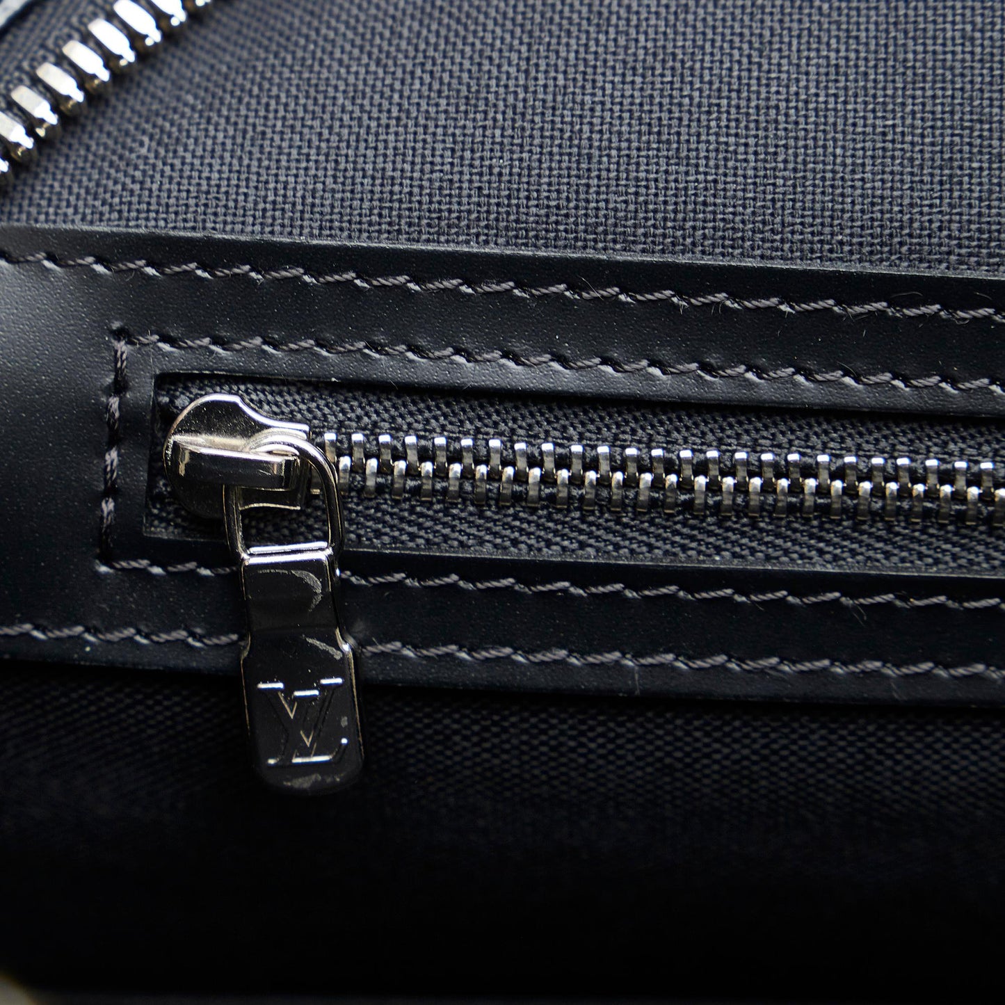 Louis Vuitton Damier Graphite Porte Documents Voyage PM (SHG-aFXOnQ)