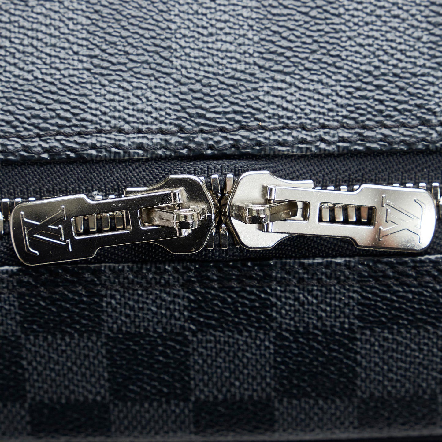 Louis Vuitton Damier Graphite Porte Documents Voyage PM (SHG-aFXOnQ)