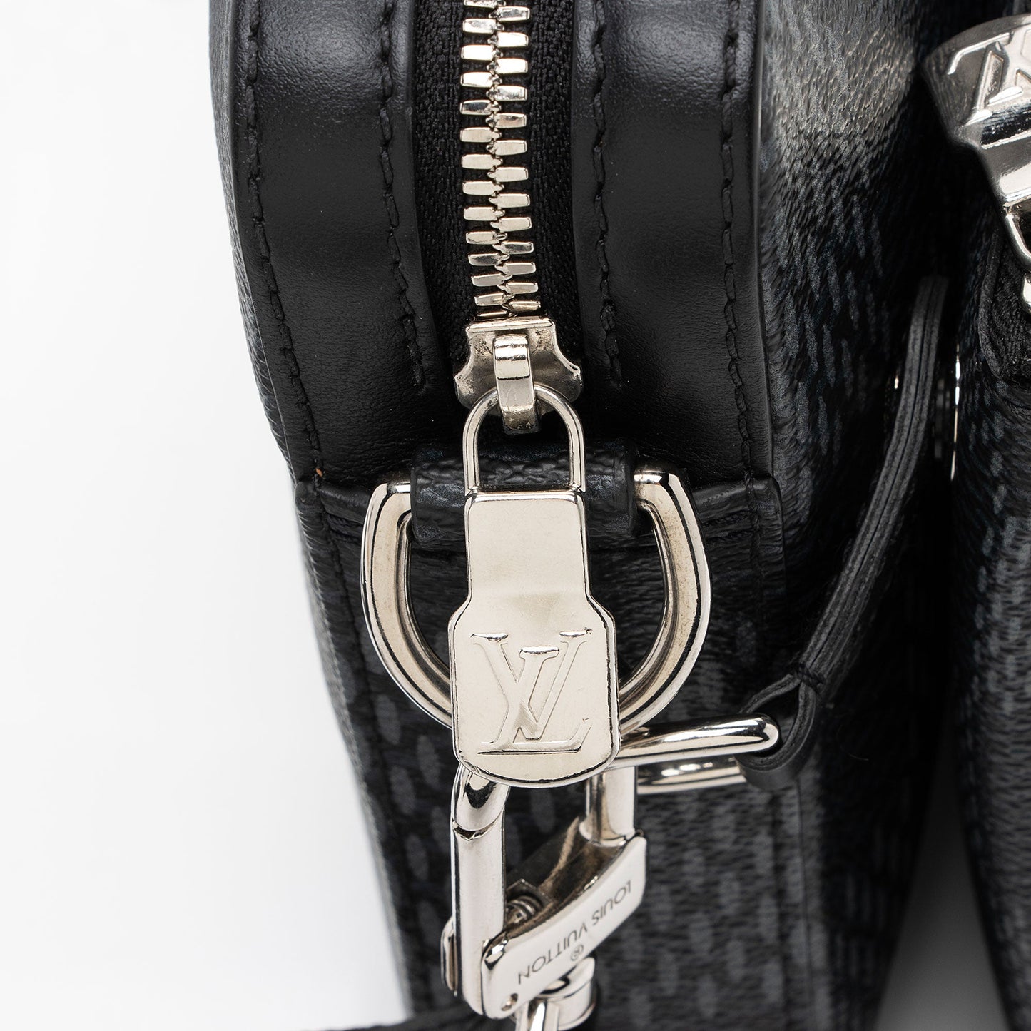 Louis Vuitton Damier Graphite Trio Messenger (SHF-7W9tQn)