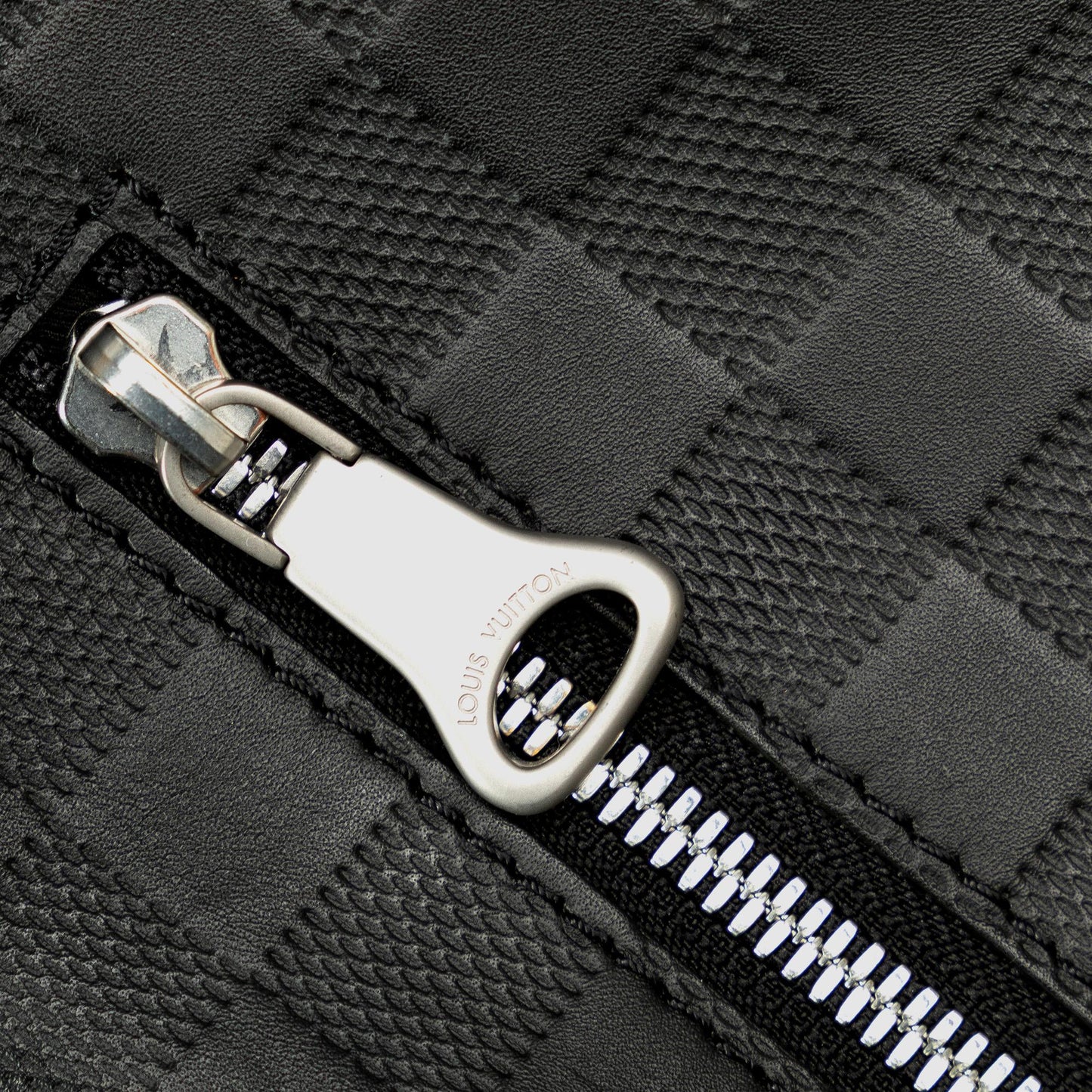 Louis Vuitton Damier Infini Discovery Messenger BB (SHG-X3jdue)
