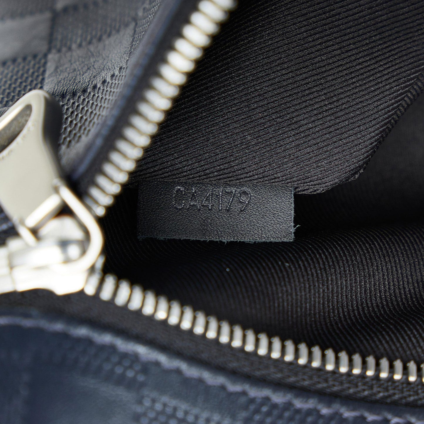 Louis Vuitton Damier Infini District PM (SHG-2D2kbT)