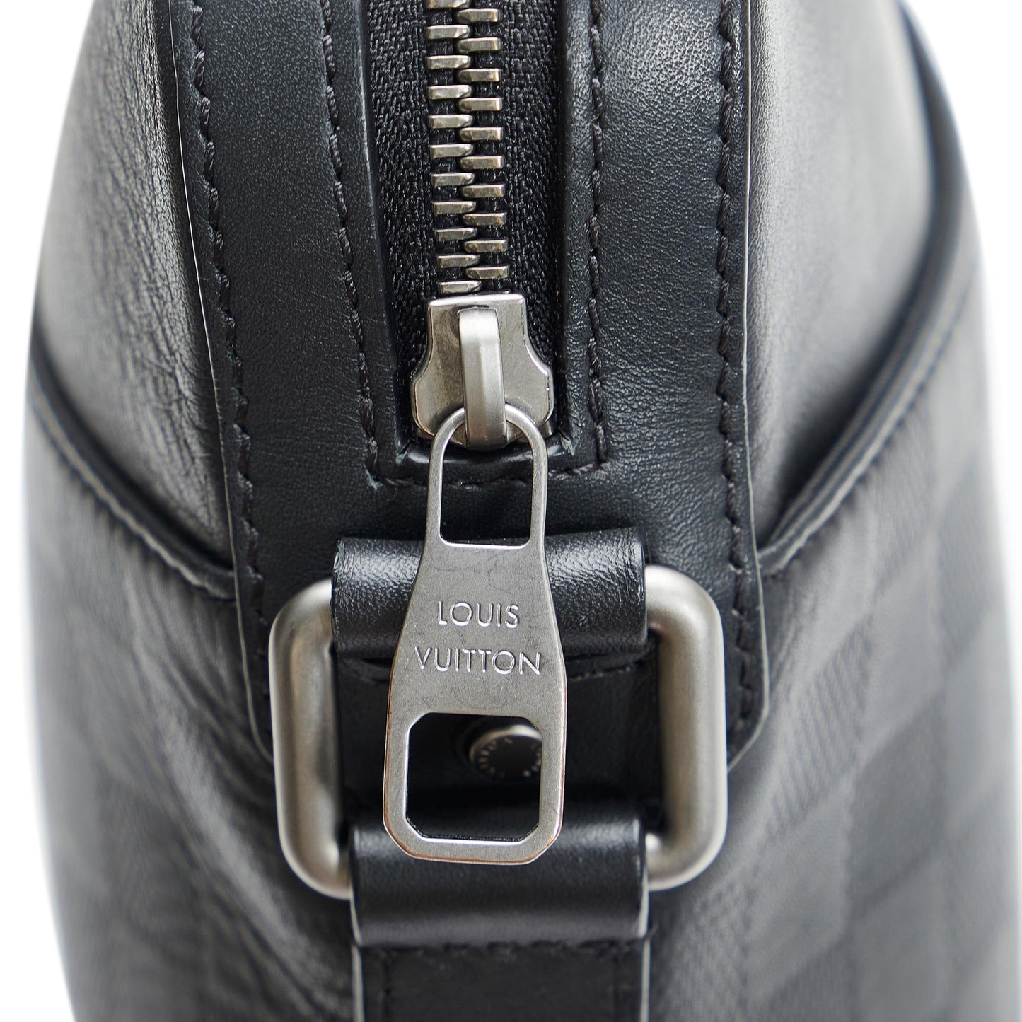 Louis Vuitton Damier Infini District Pochette (SHG-Zkmh73)