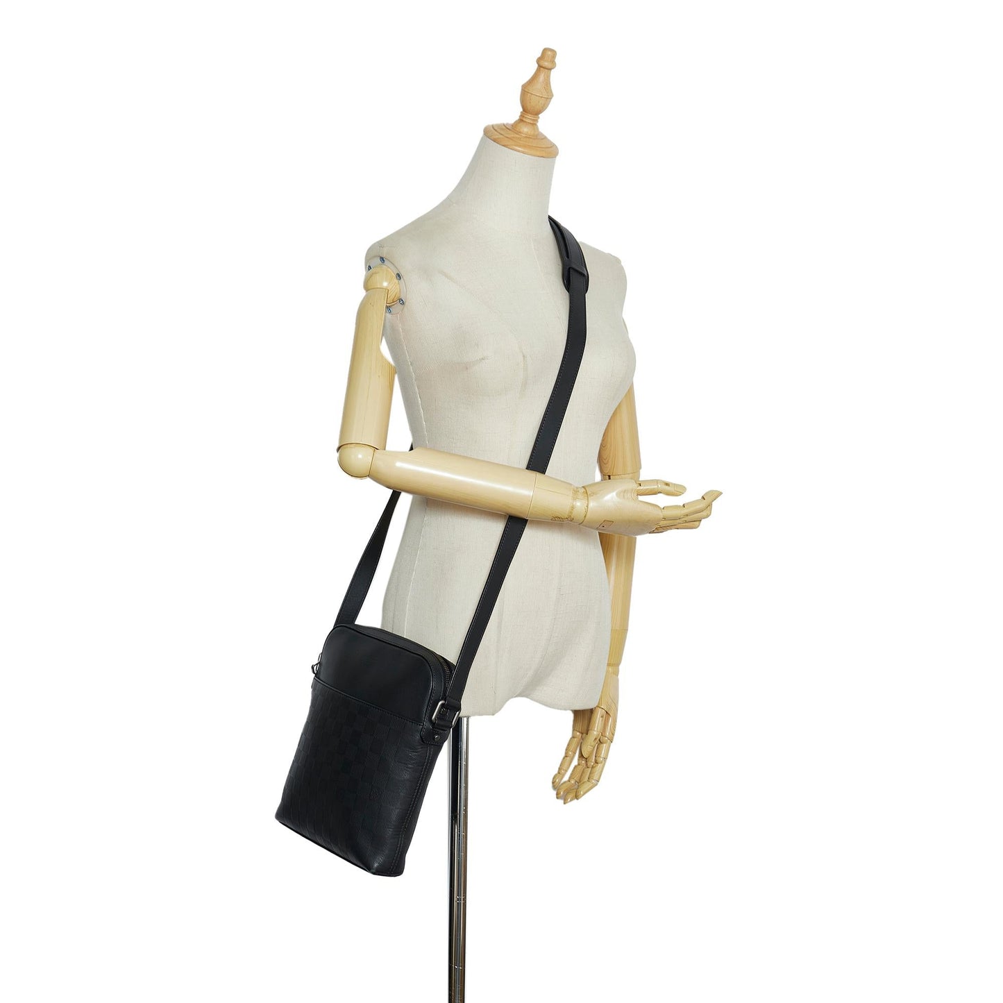 Louis Vuitton Damier Infini District Pochette (SHG-Zkmh73)