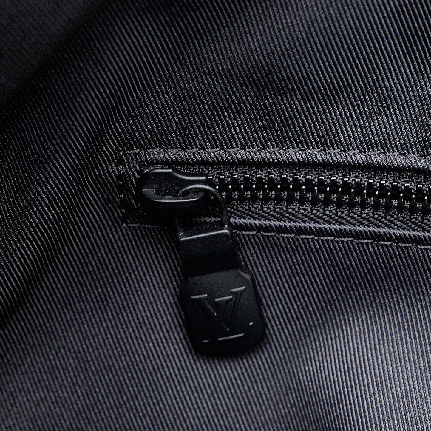 Louis Vuitton Dark Infinity Keepall Bandouliere 50 (SHG-8lQPkw)