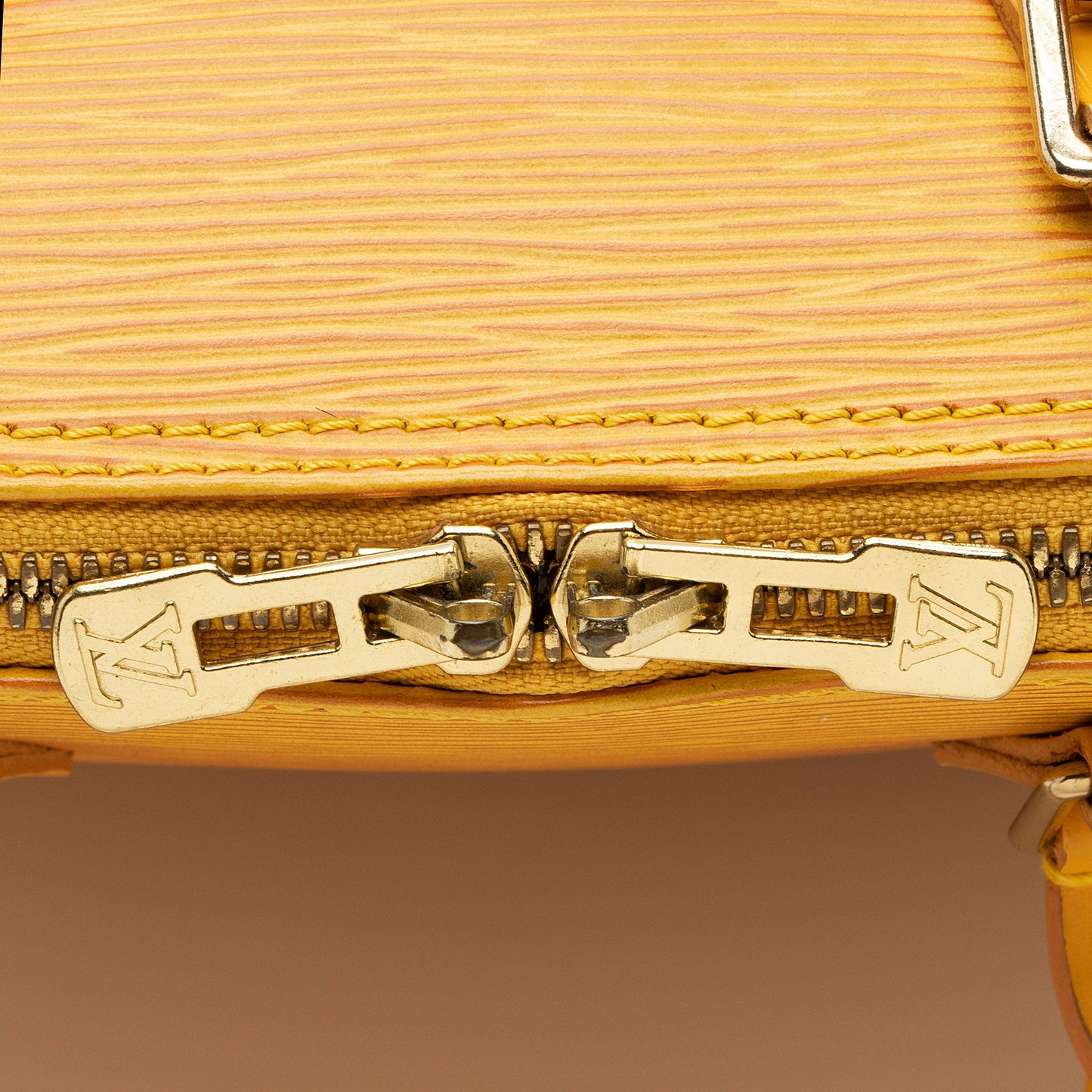 Louis Vuitton Vintage Epi Leather Alma PM Satchel (SHF-1smCHV)
